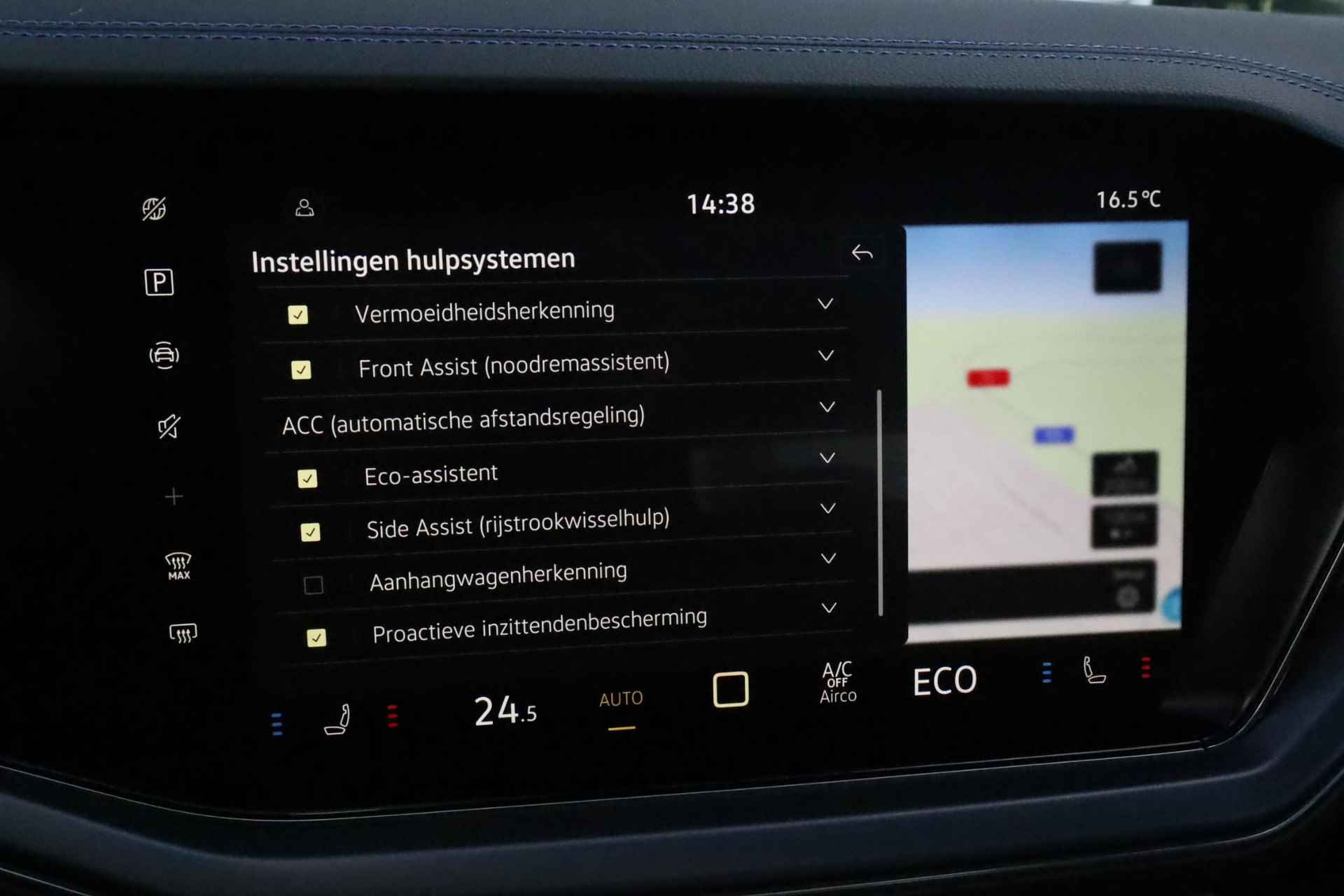 Volkswagen Touareg 3.0 TSi eHybrid 4MOTION R 462PK / 340kW, Rondomzichtcamera, aanpasbare luchtvering, 22" 'Estoril' LMV, Harman & Kardon geluidssysteem, elektrisch wegklapbare trekhaak inclusief trailer assist, servosluiting deuren, 'Puglia Ergo' lederen bekleding R design, nachtzicht assistentie pakket, comfort + multimedia pakket, opberg pakket, extra getint glas 82%, DAB+, heads up display, elektrisch zonnescherm achterruit, elektrisch verstelbare voorstoelen met geheugen, elektrisch verstelbaar stuurwiel met geheugen, verwarmbare voor- en achterstoelen, autonome parkeerfunctie, Apple Carplay / Android Auto, elektrisch glazen panoramadak, adaptieve cruise control (acc), dodehoek sensor (side assist), keyless go & entry, draadloze telefoonlader - 38/55