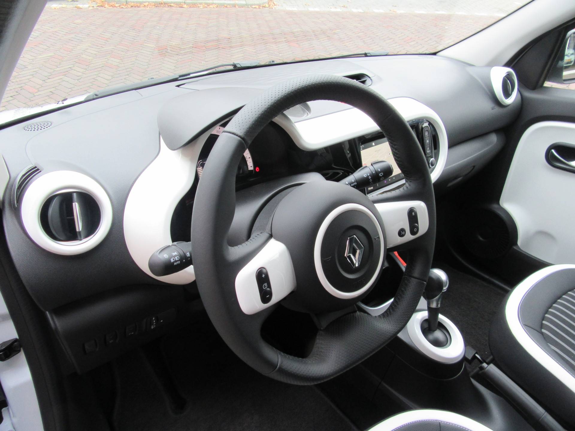 Renault Twingo Z.E. R80 Intens Navigatie ( 15.950 € MET SUBSIDIE) Camera Park.sensoren Stoelverwarming Lichtm.velgen - 6/18