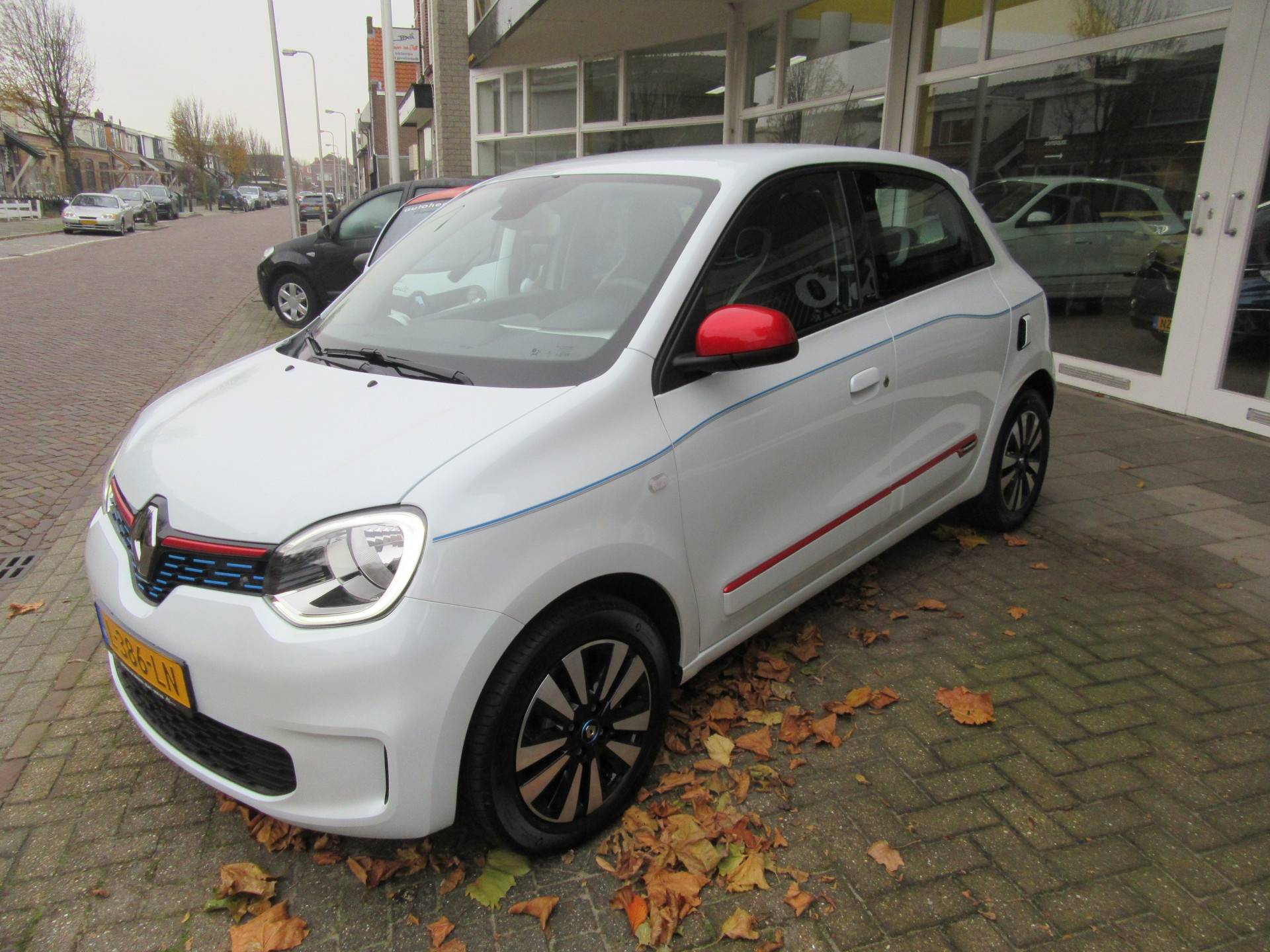 Renault Twingo Z.E. R80 Intens Navigatie ( 15.950 € MET SUBSIDIE) Camera Park.sensoren Stoelverwarming Lichtm.velgen - 9/18