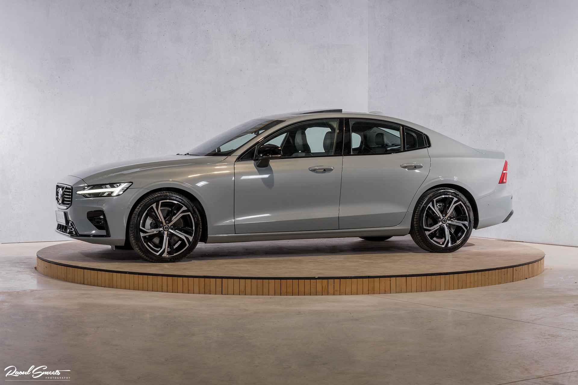 Volvo S60 2.0 B5 AWD Ultimate Dark | R-Design | Google | Apple carplay | Memory stoelen | Premium audio | - 2/57