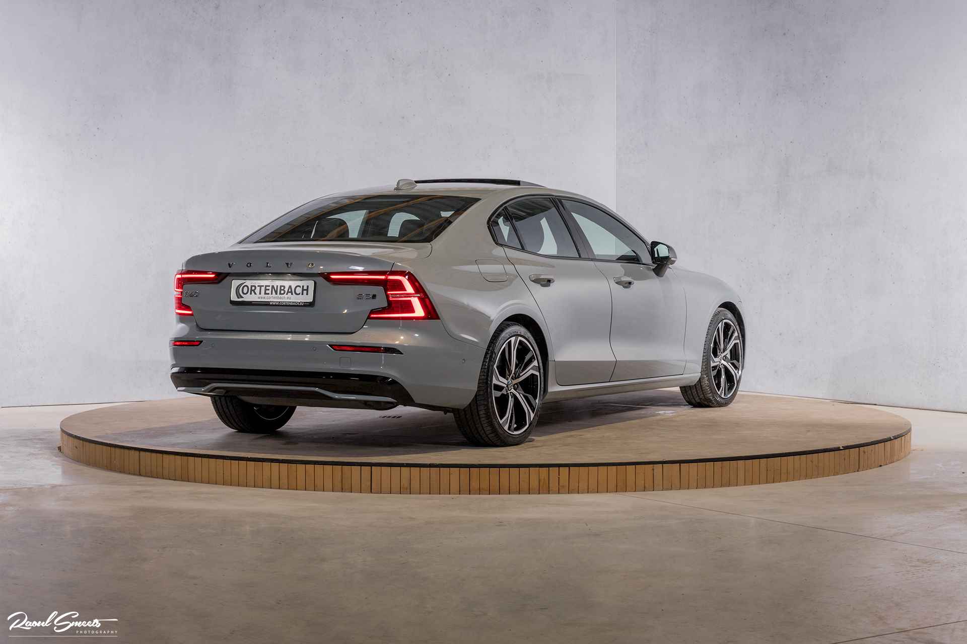 Volvo S60 2.0 B5 AWD Ultimate Dark | R-Design | Google | Apple carplay | Memory stoelen | Premium audio | - 4/57