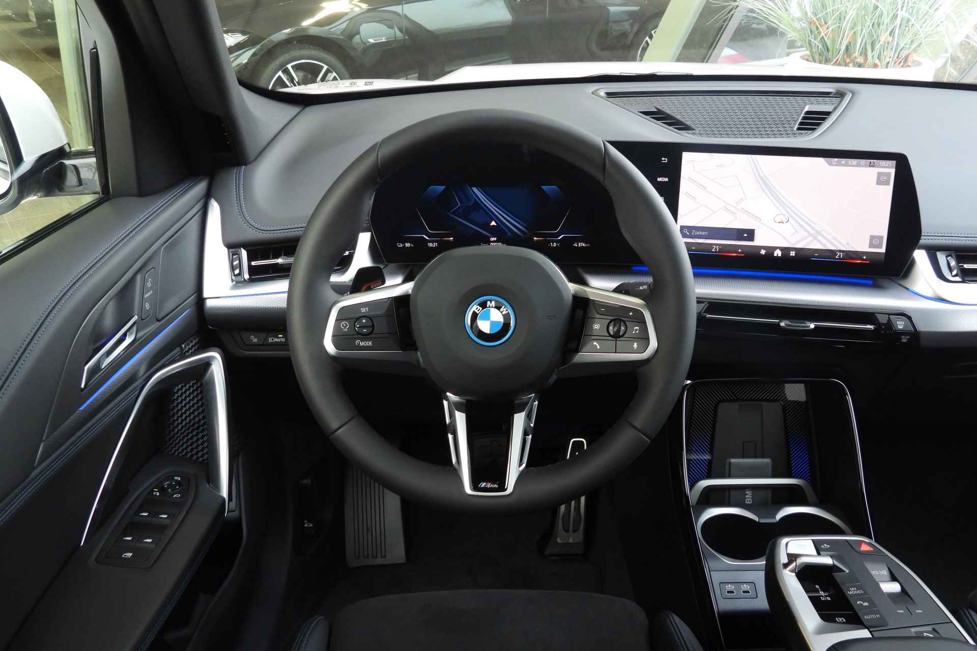 BMW iX1 eDrive20 High Executive M Sport / Panoramadak / Trekhaak / M Sportstoelen / Adaptieve LED / Parking Assistant / Comfort Access / M Adaptief onderstel - 3/48