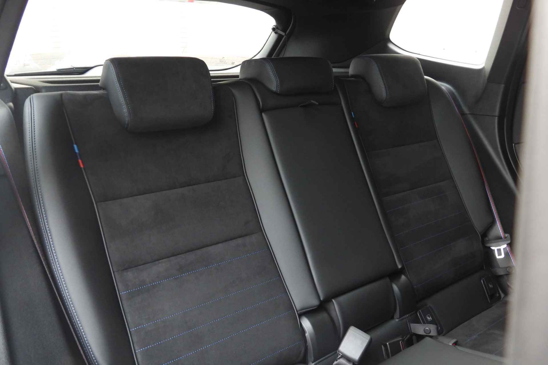 BMW iX1 eDrive20 High Executive M Sport / Panoramadak / Trekhaak / M Sportstoelen / Adaptieve LED / Parking Assistant / Comfort Access / M Adaptief onderstel - 33/48