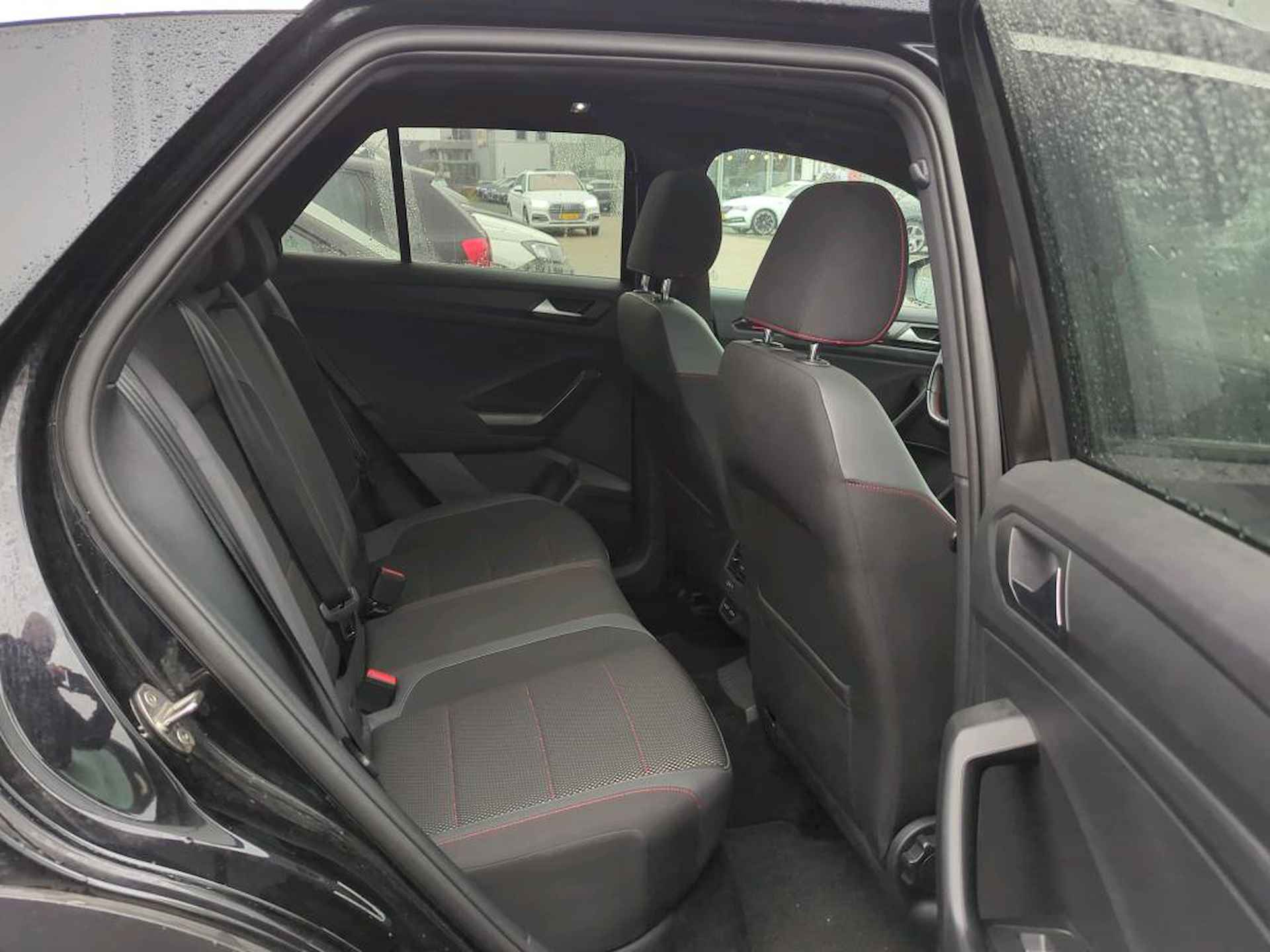 Volkswagen T-Roc 1.5 TSI 150PK Sport / Panoramadak / Digitale Cockpit / Elektrische Achterklep / Alarmsysteem / LED / Trekhaak - 17/19