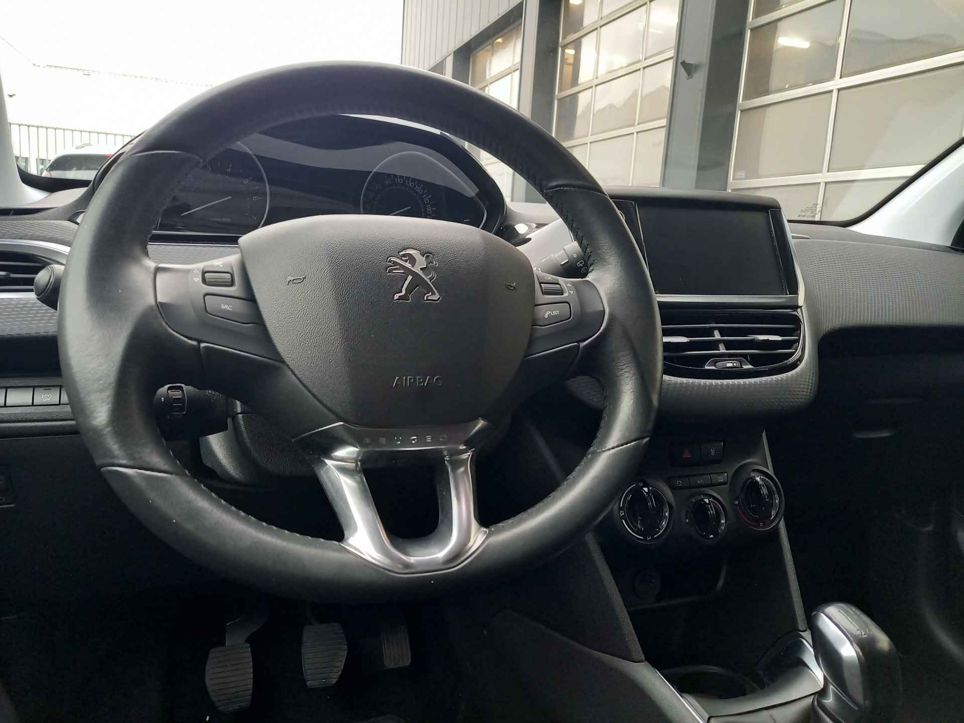 Peugeot 208 1.2 PureTech Signature inclusief trekhaak! - 26/37