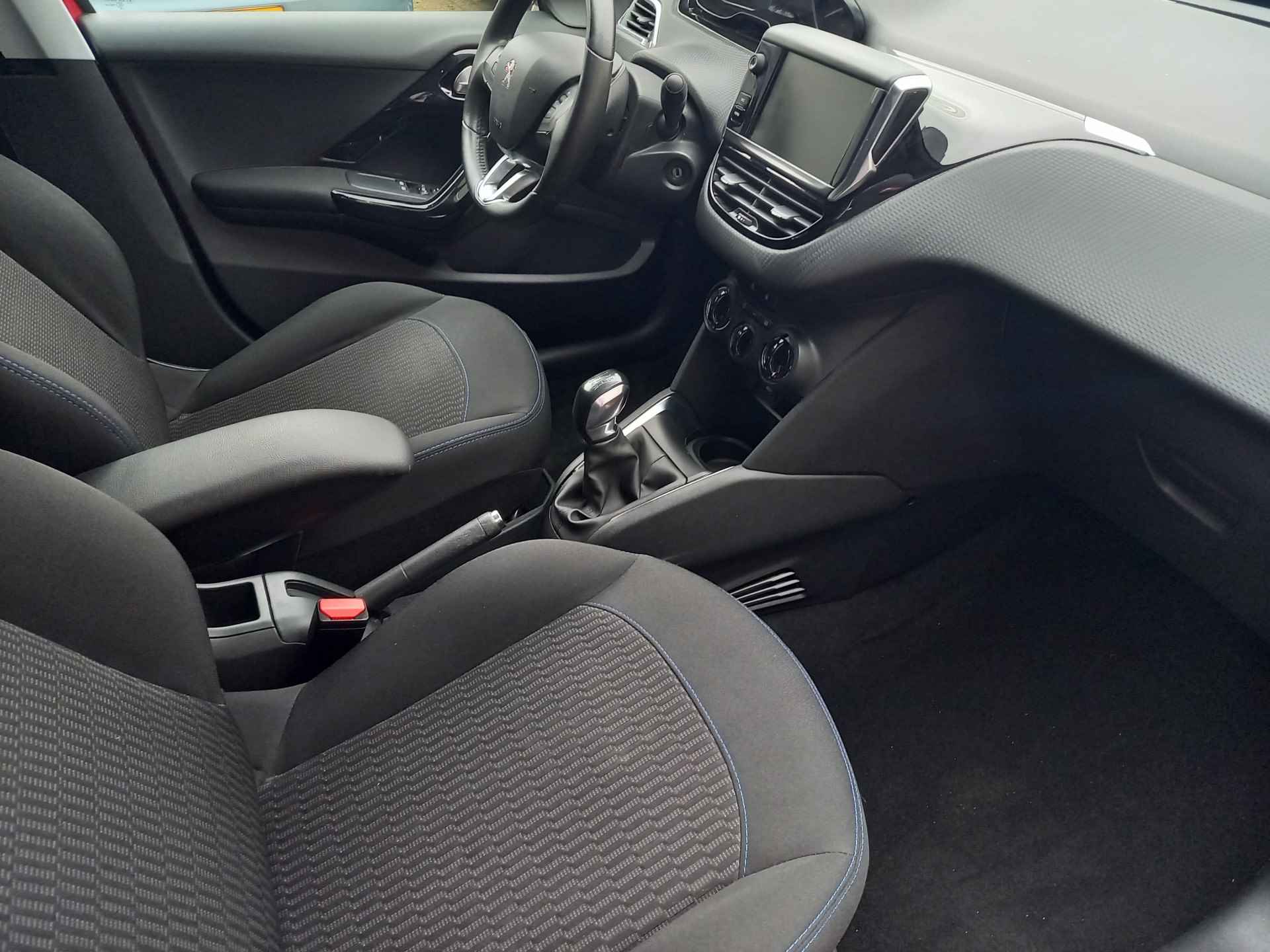 Peugeot 208 1.2 PureTech Signature inclusief trekhaak! - 37/37