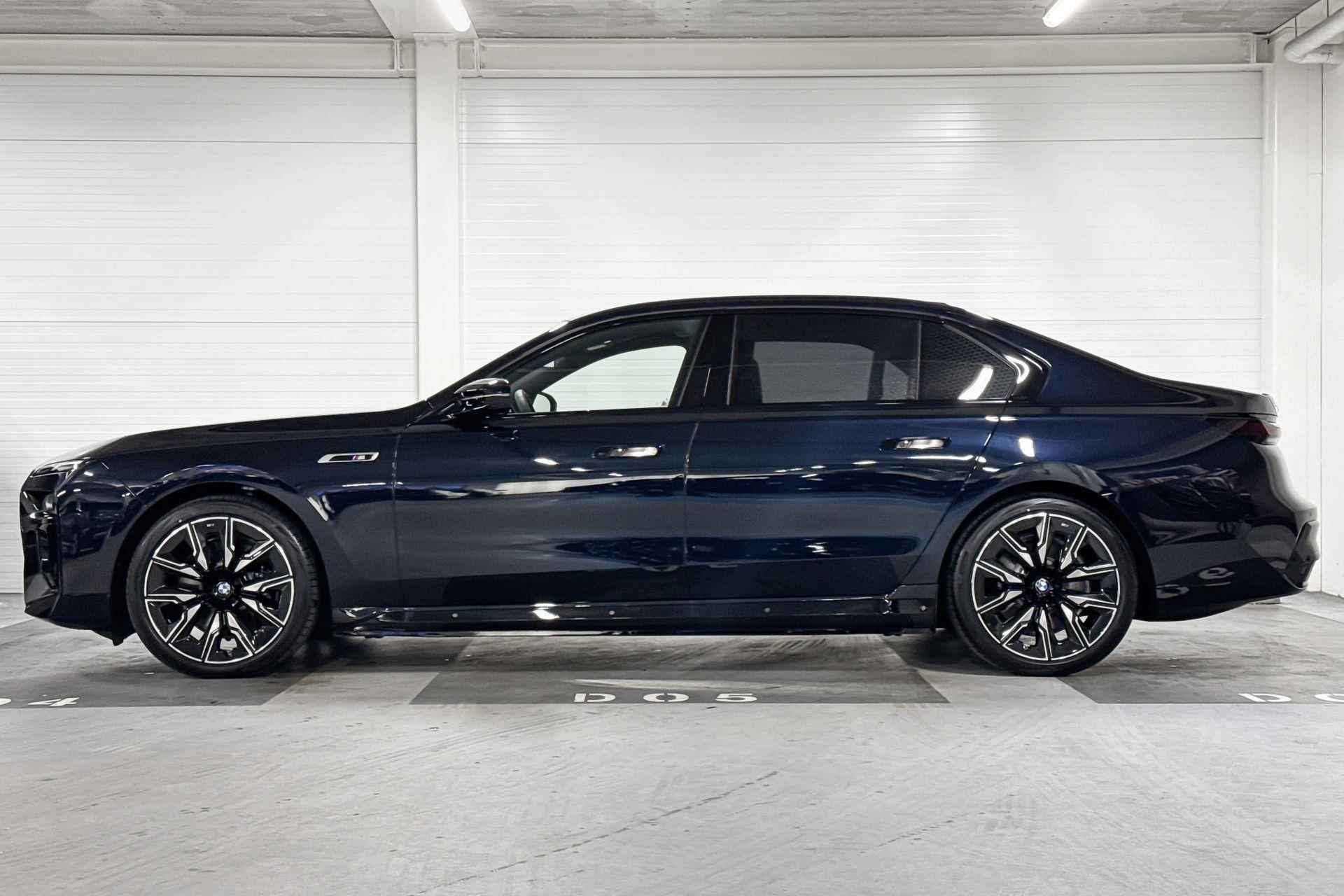 BMW i7 xDrive M70 | M-Sport Pro | M Performance Pack | Innovation Pack | Executive Drive Pro | Executive Pack | Bowers&Wilkins | Sky Lounge - 2/28