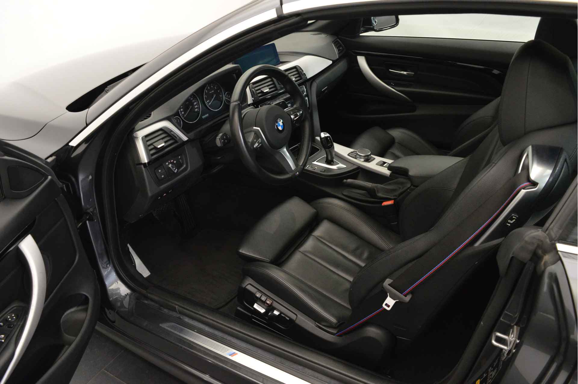 BMW 4 Serie Cabrio 420i High Executive M Sport Automaat / Achteruitrijcamera / Sportstoelen / Head-Up / Park Assistant / Comfort Access / Navigatie Professional - 9/26