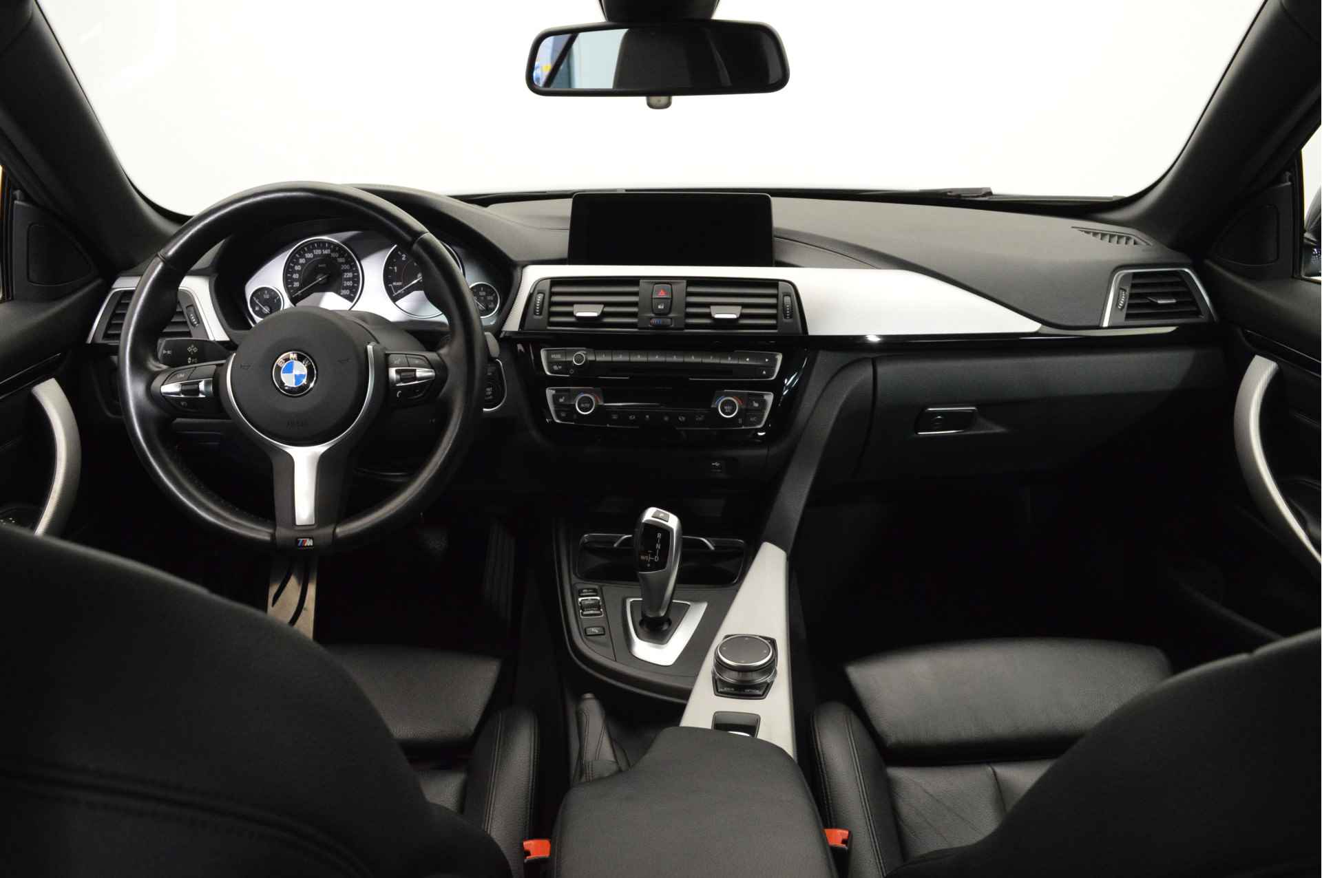 BMW 4 Serie Cabrio 420i High Executive M Sport Automaat / Achteruitrijcamera / Sportstoelen / Head-Up / Park Assistant / Comfort Access / Navigatie Professional - 11/26