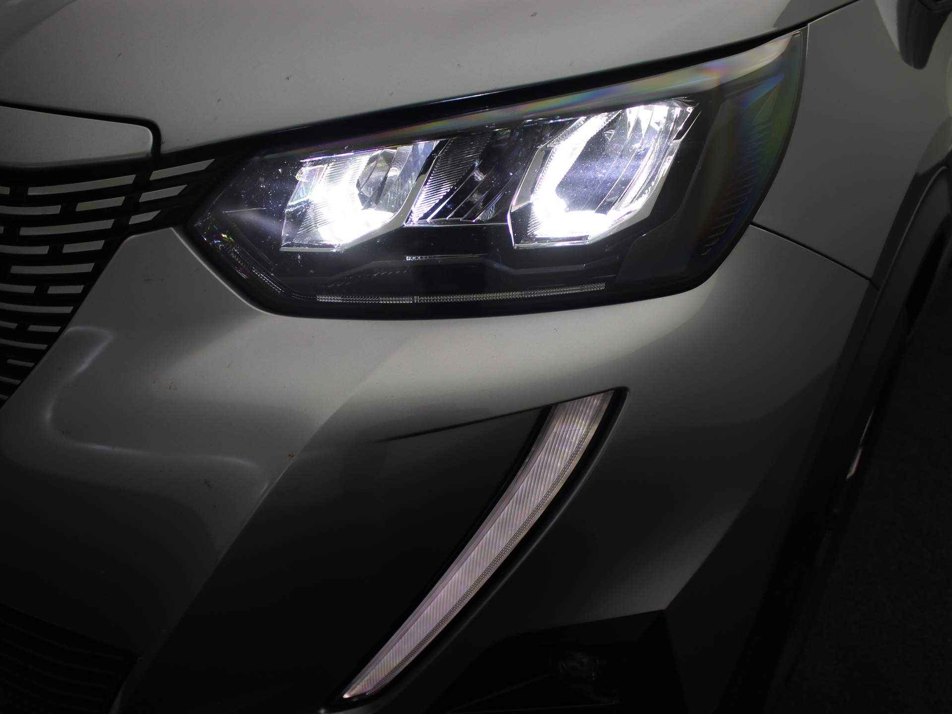 Peugeot 2008 EV Active Pack 50 kWh | Navigatie | Camera | Cruise | Clima | Bluetooth | Carplay | 16" Lichtmetaal 16" Lichtmetaal | LED | DAB - 11/35