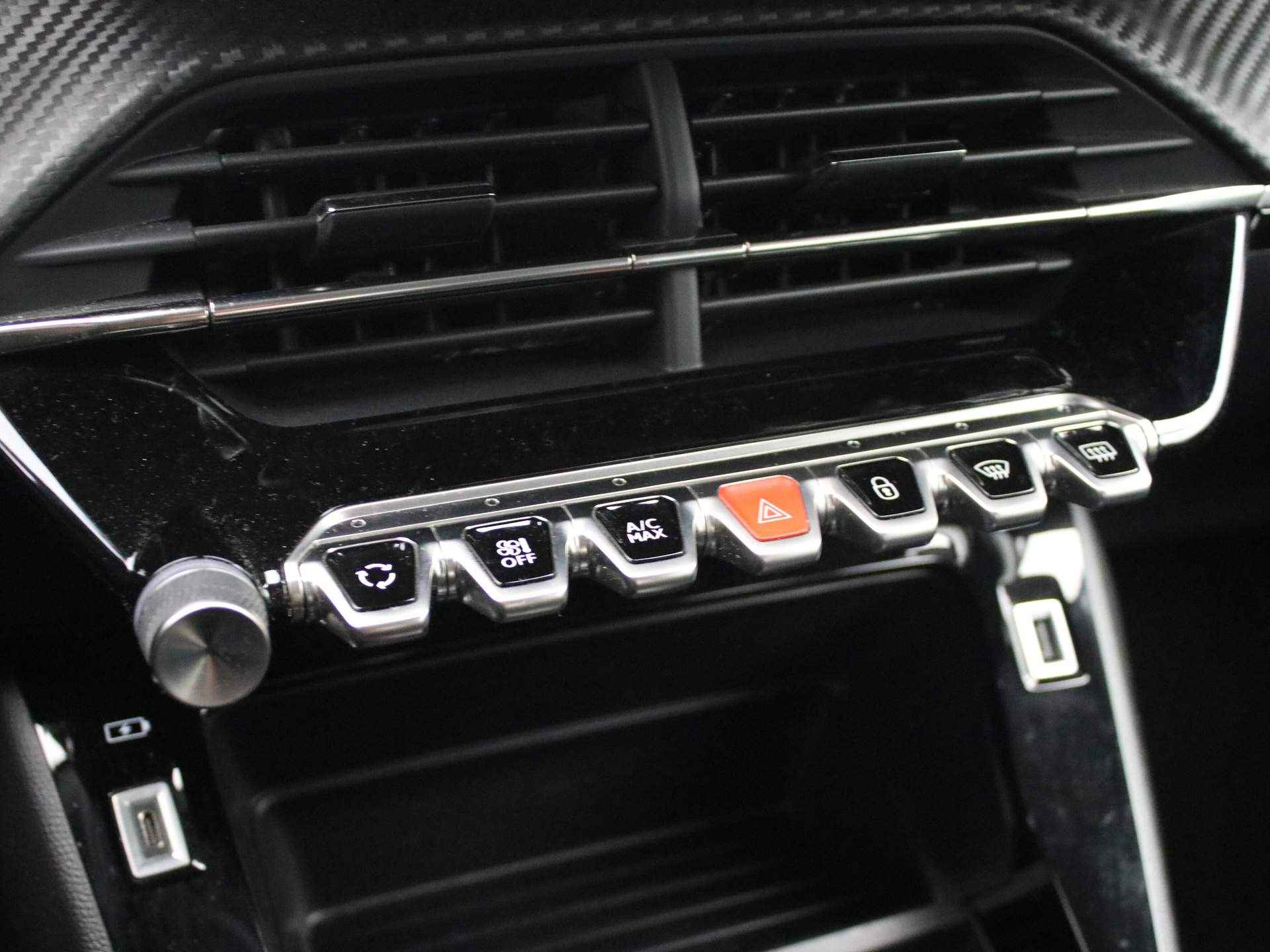 Peugeot 2008 EV Active Pack 50 kWh | Navigatie | Camera | Cruise | Clima | Bluetooth | Carplay | 16" Lichtmetaal 16" Lichtmetaal | LED | DAB - 15/35