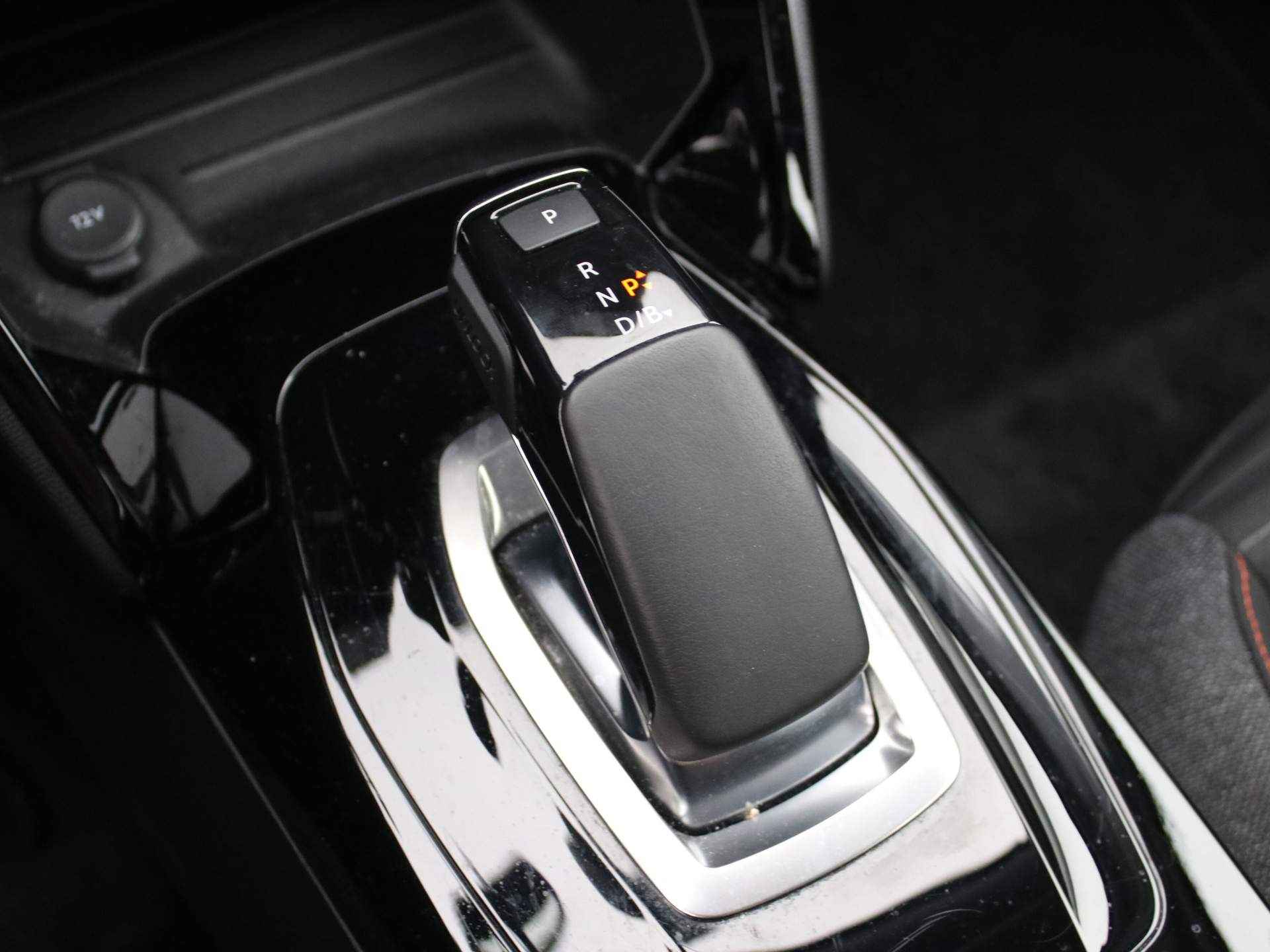 Peugeot 2008 EV Active Pack 50 kWh | Navigatie | Camera | Cruise | Clima | Bluetooth | Carplay | 16" Lichtmetaal 16" Lichtmetaal | LED | DAB - 16/35