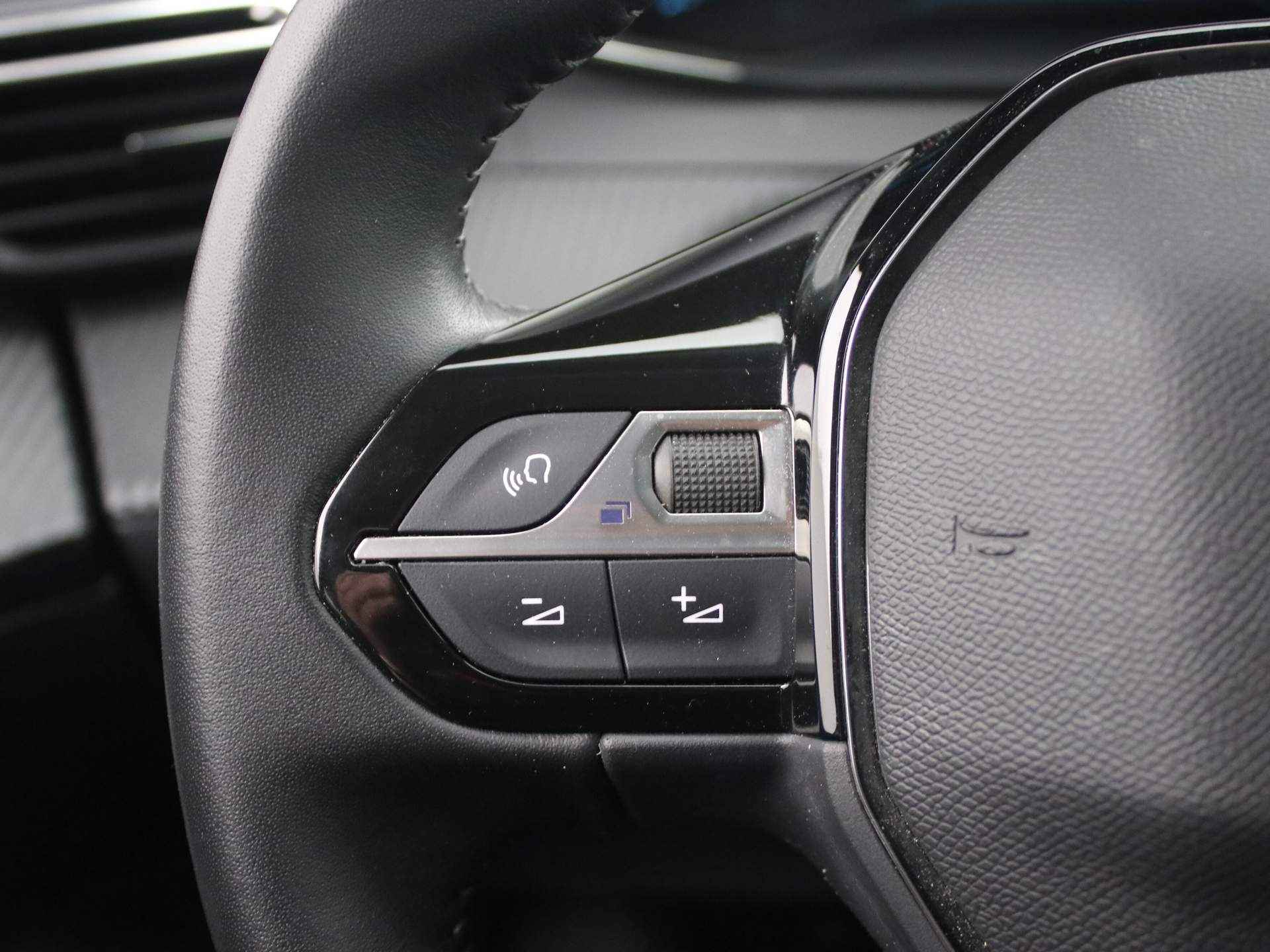 Peugeot 2008 EV Active Pack 50 kWh | Navigatie | Camera | Cruise | Clima | Bluetooth | Carplay | 16" Lichtmetaal 16" Lichtmetaal | LED | DAB - 17/35