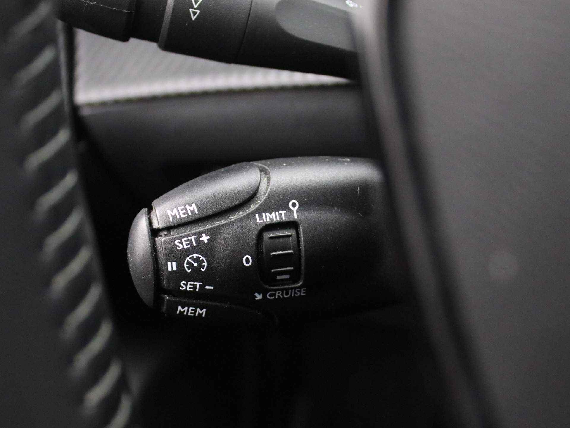 Peugeot 2008 EV Active Pack 50 kWh | Navigatie | Camera | Cruise | Clima | Bluetooth | Carplay | 16" Lichtmetaal 16" Lichtmetaal | LED | DAB - 19/35