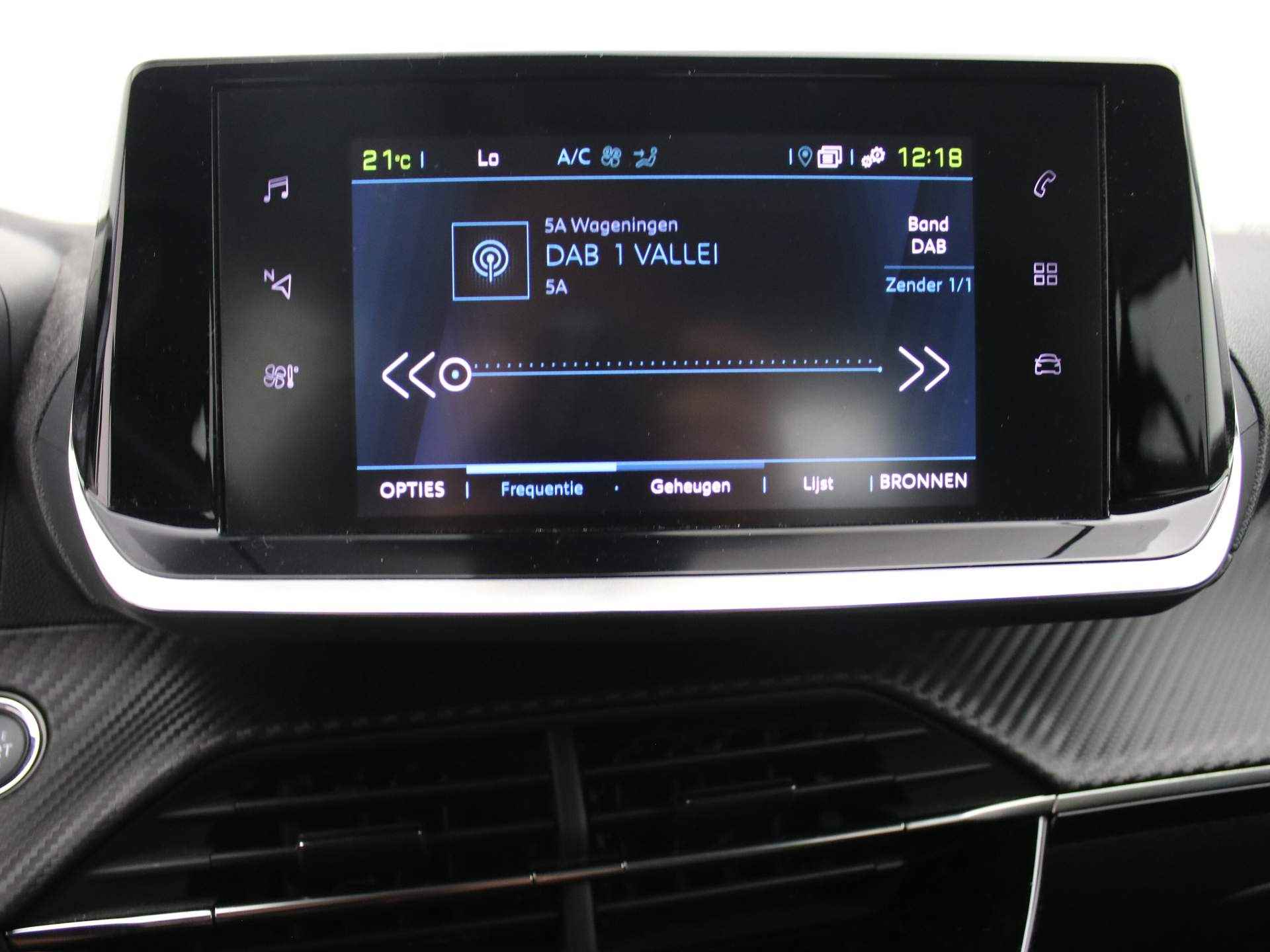 Peugeot 2008 EV Active Pack 50 kWh | Navigatie | Camera | Cruise | Clima | Bluetooth | Carplay | 16" Lichtmetaal 16" Lichtmetaal | LED | DAB - 21/35