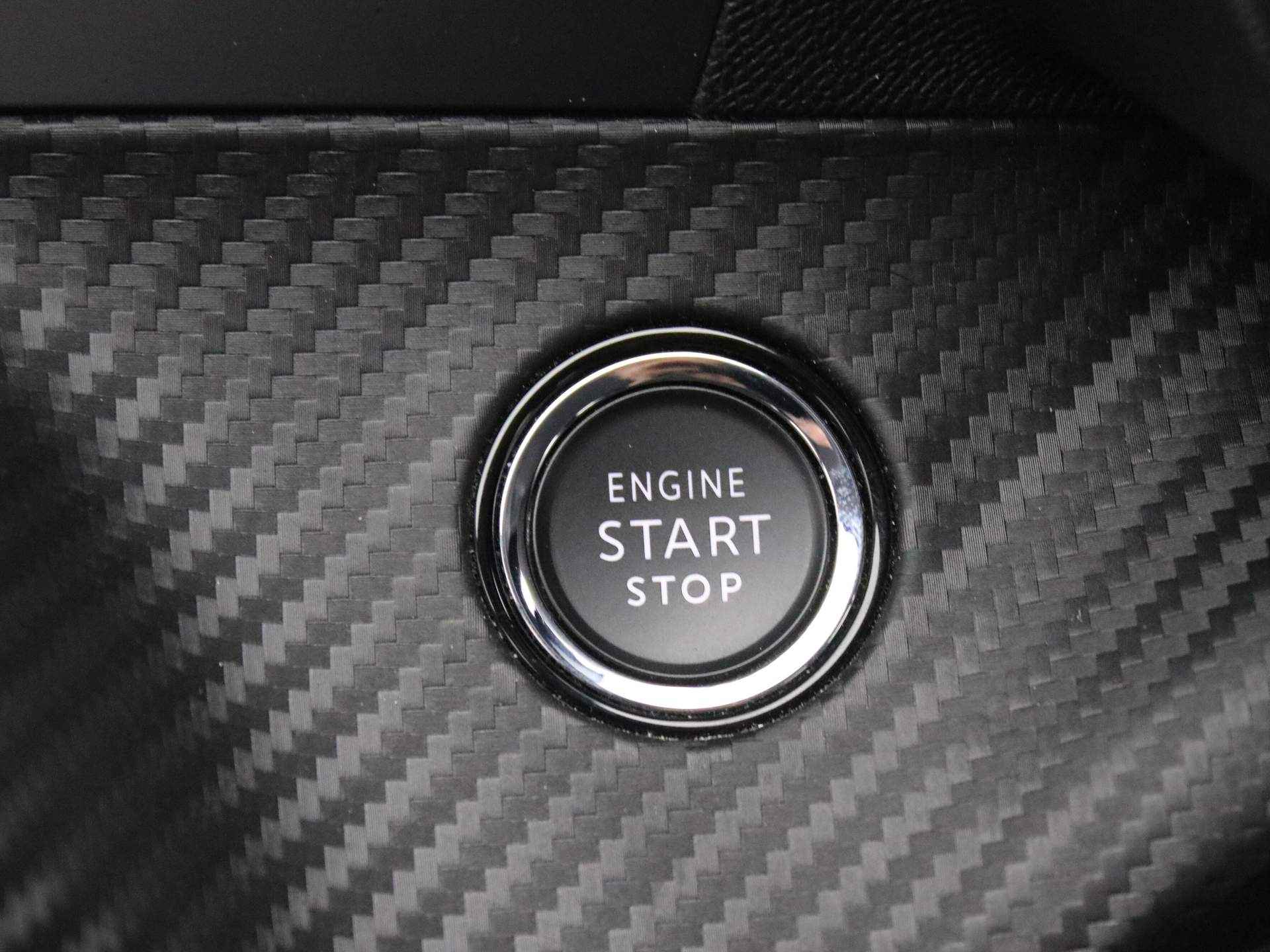Peugeot 2008 EV Active Pack 50 kWh | Navigatie | Camera | Cruise | Clima | Bluetooth | Carplay | 16" Lichtmetaal 16" Lichtmetaal | LED | DAB - 24/35