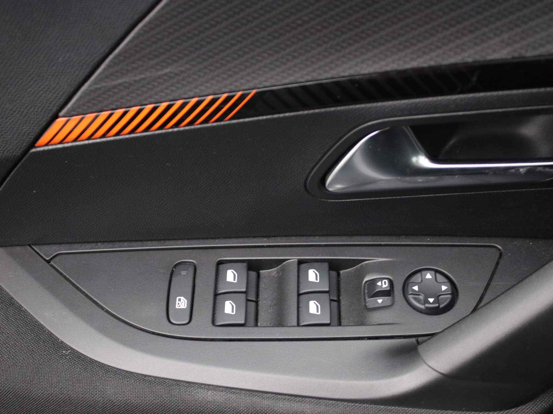 Peugeot 2008 EV Active Pack 50 kWh | Navigatie | Camera | Cruise | Clima | Bluetooth | Carplay | 16" Lichtmetaal 16" Lichtmetaal | LED | DAB - 30/35