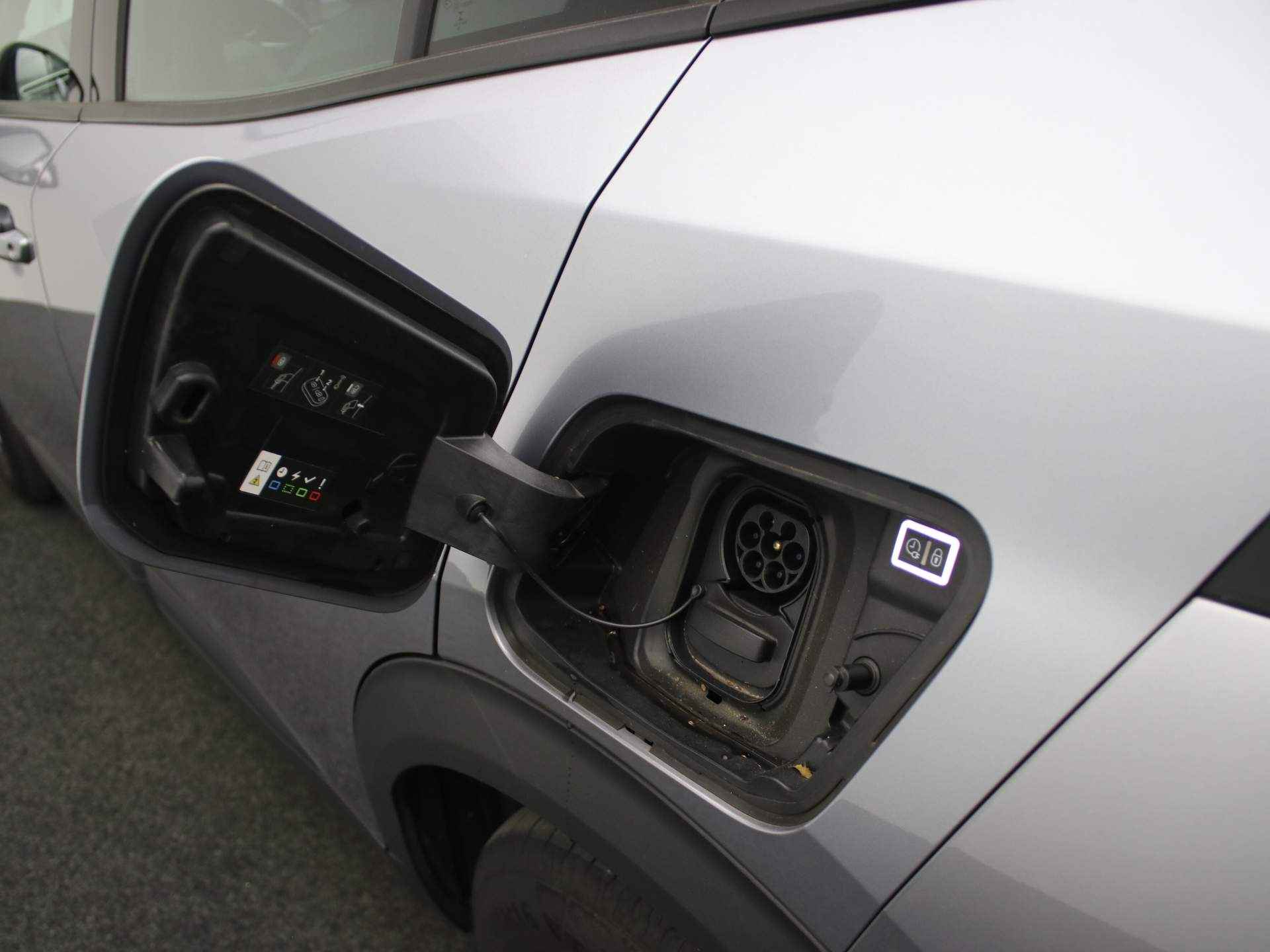Peugeot 2008 EV Active Pack 50 kWh | Navigatie | Camera | Cruise | Clima | Bluetooth | Carplay | 16" Lichtmetaal 16" Lichtmetaal | LED | DAB - 33/35