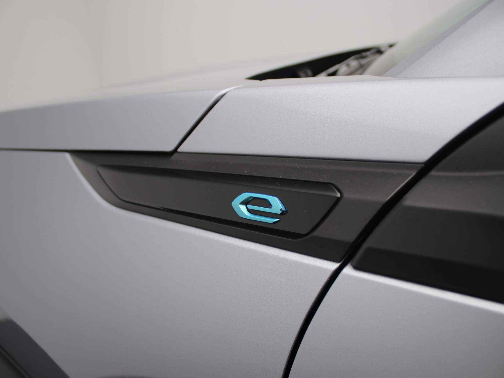 Peugeot 2008 EV Active Pack 50 kWh | Navigatie | Camera | Cruise | Clima | Bluetooth | Carplay | 16" Lichtmetaal 16" Lichtmetaal | LED | DAB - 34/35