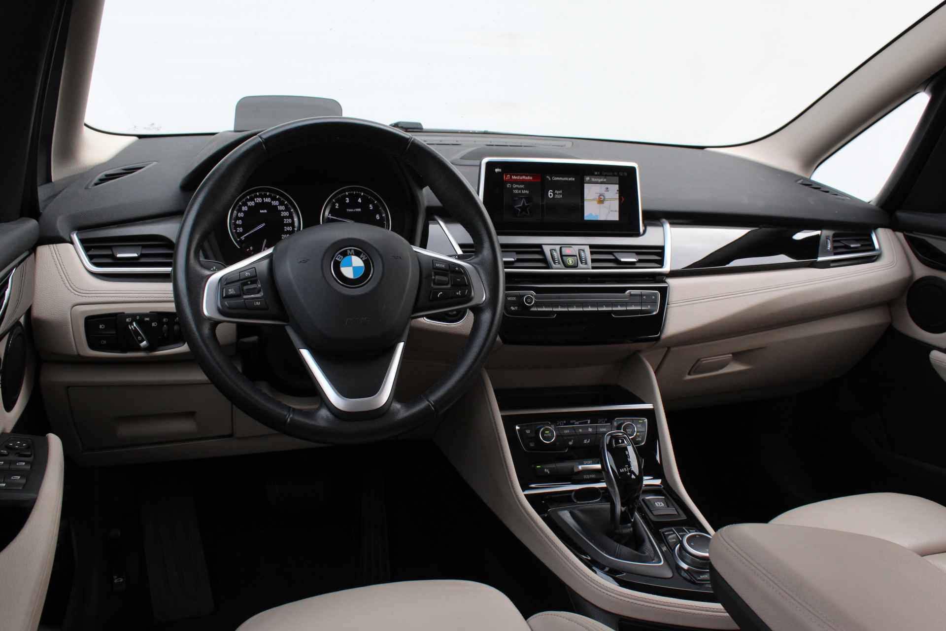 BMW 2 Serie Gran Tourer 218i 7p. High Executive Luxury Line Automaat / Panoramadak / Sportstoelen / Stoelverwarming / LED / Achteruitrijcamera / Park Assistant / Head-Up / Cruise Control - 9/28