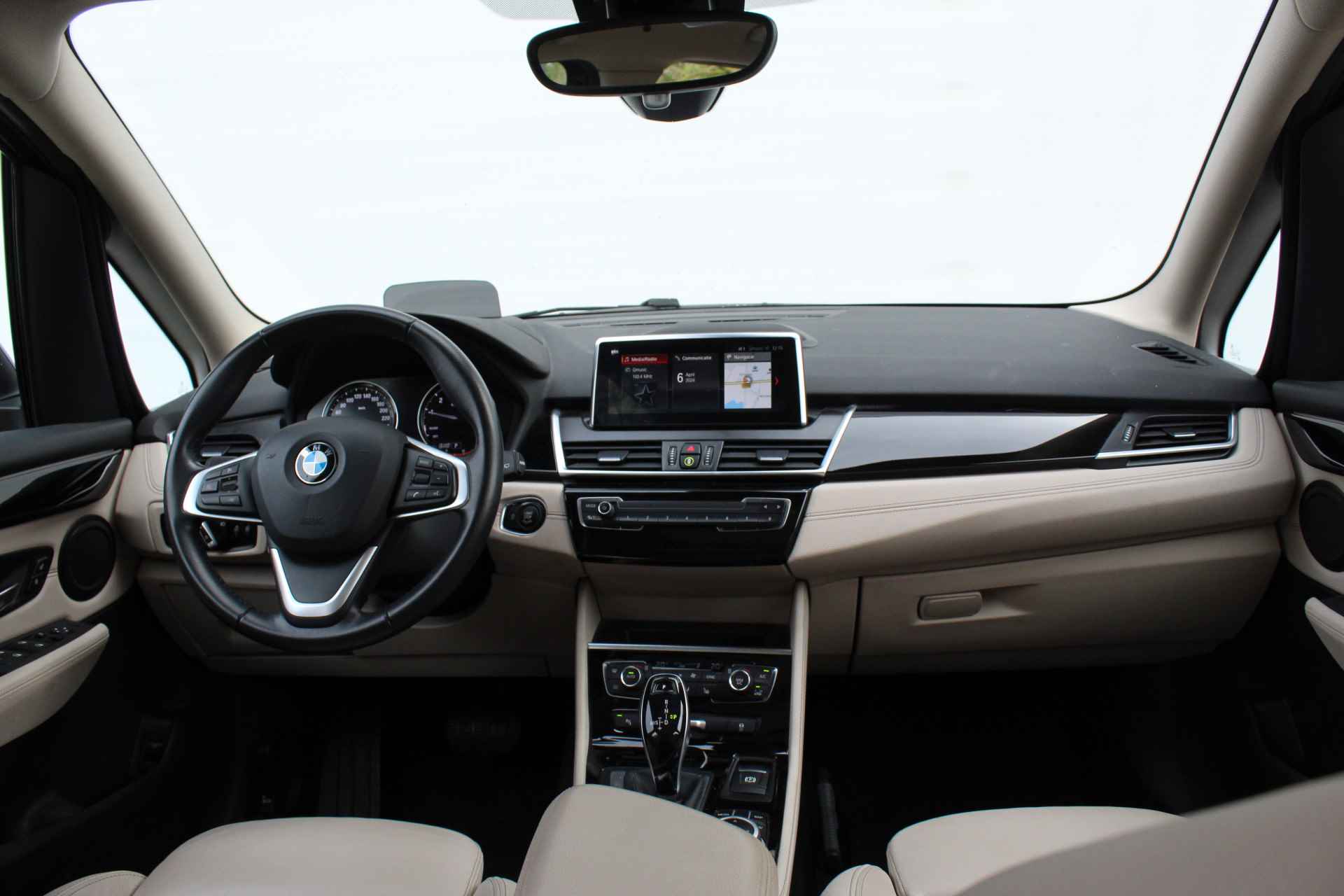 BMW 2 Serie Gran Tourer 218i 7p. High Executive Luxury Line Automaat / Panoramadak / Sportstoelen / Stoelverwarming / LED / Achteruitrijcamera / Park Assistant / Head-Up / Cruise Control - 27/28