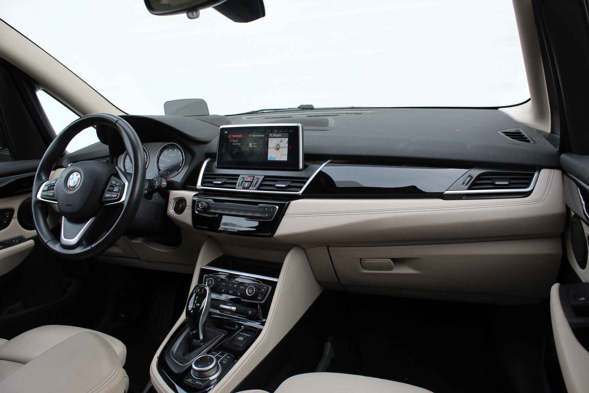 BMW 2 Serie Gran Tourer 218i 7p. High Executive Luxury Line Automaat / Panoramadak / Sportstoelen / Stoelverwarming / LED / Achteruitrijcamera / Park Assistant / Head-Up / Cruise Control - 28/28