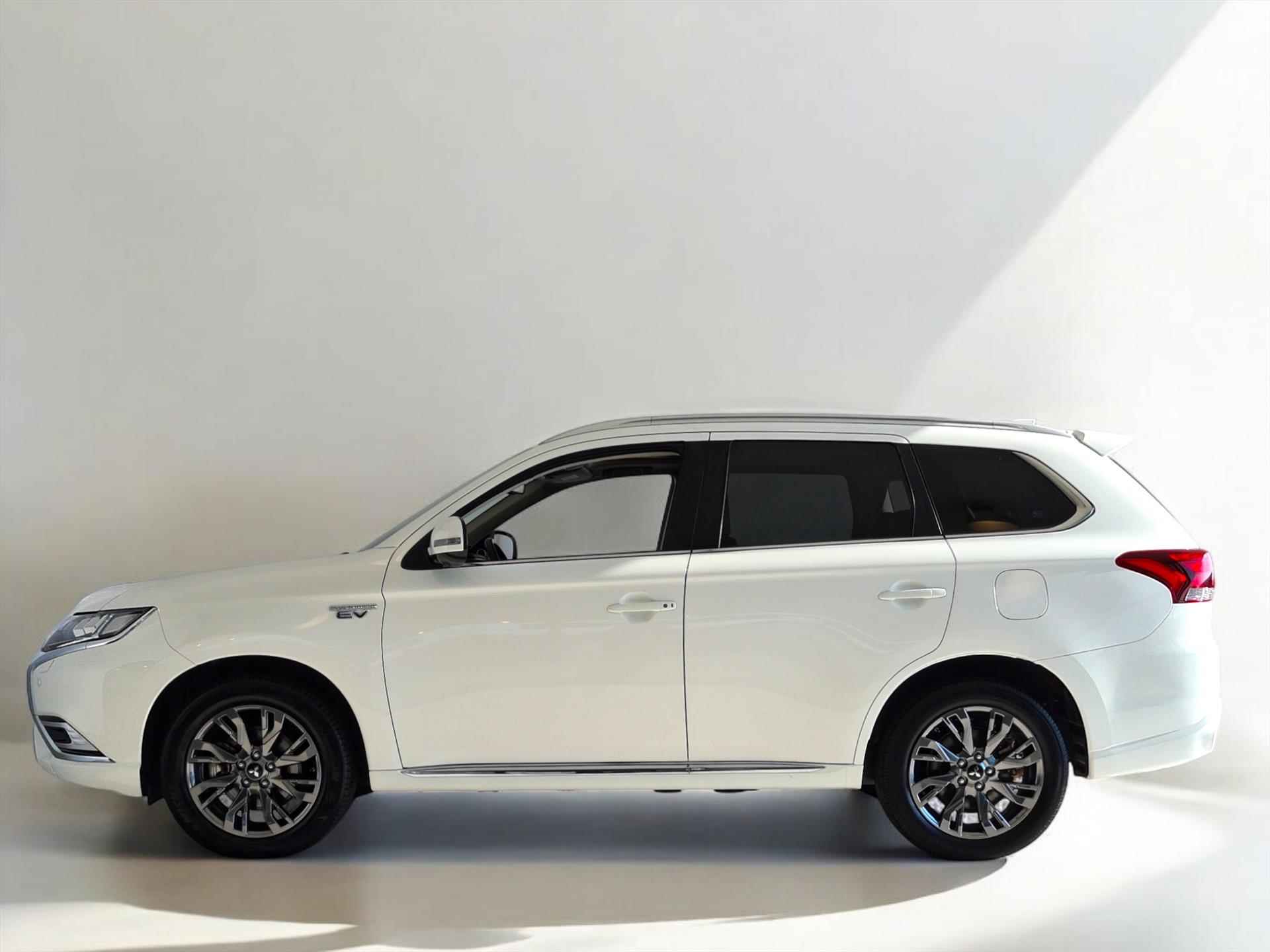 Mitsubishi Outlander 2.4 DOHC MIVEC PHEV 4WD Intense+ AUTOMAAT PANO CAMERA WINTERPACK - 5/36