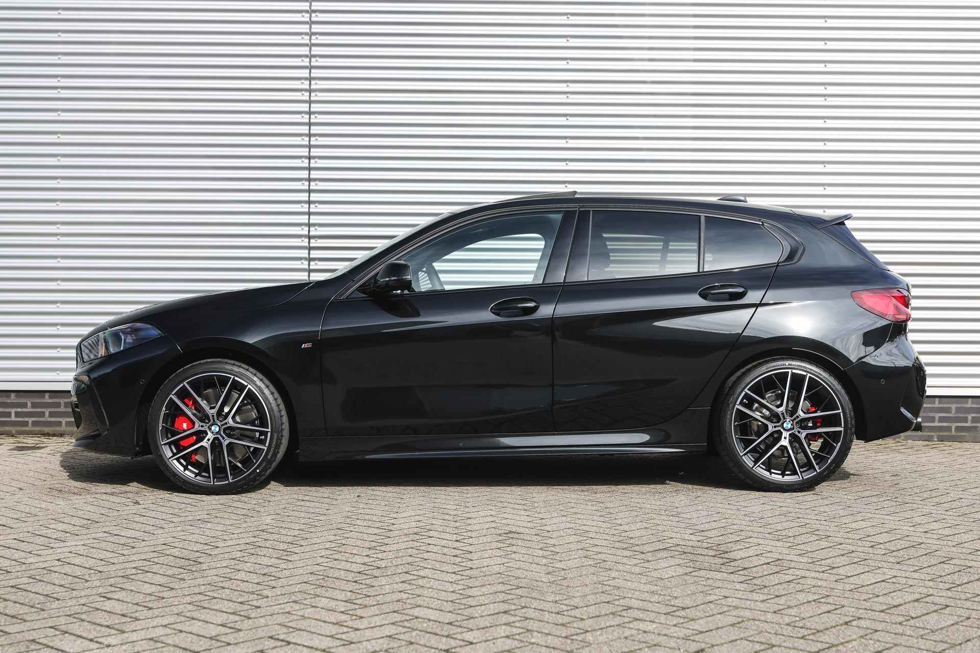 BMW 1-serie 118i High Executive M Sport Automaat / Panoramadak / Sportstoelen / Adaptieve LED / Parking Assistant / M Sportonderstel / Live Cockpit Professional - 9/29