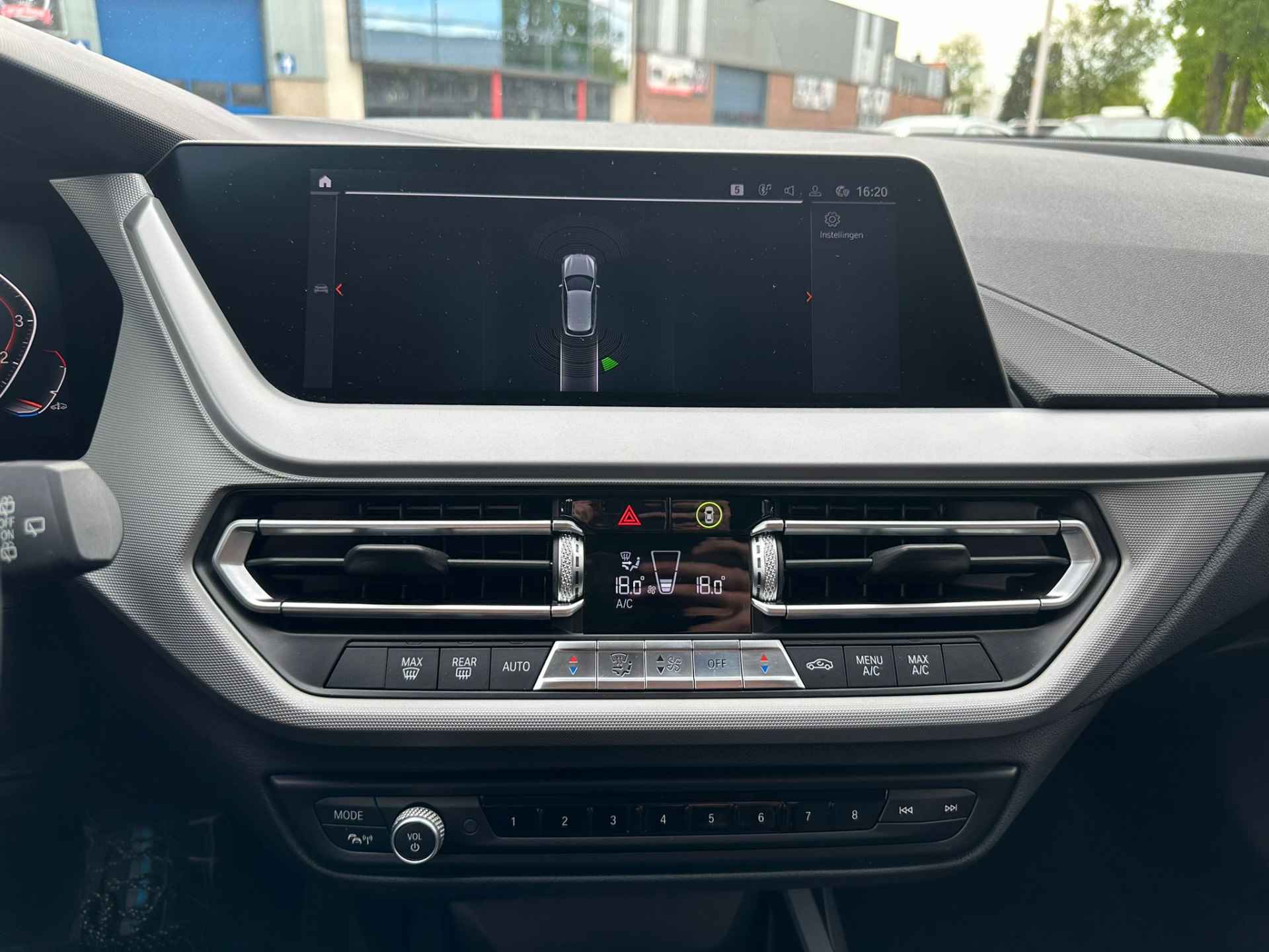 BMW 1-serie 118i Executive Edition NL-Auto 1e eigenaar / Apple/Android Carplay / Parkeersensoren v+a / Navi / Cruise control / Led koplampen - 21/22