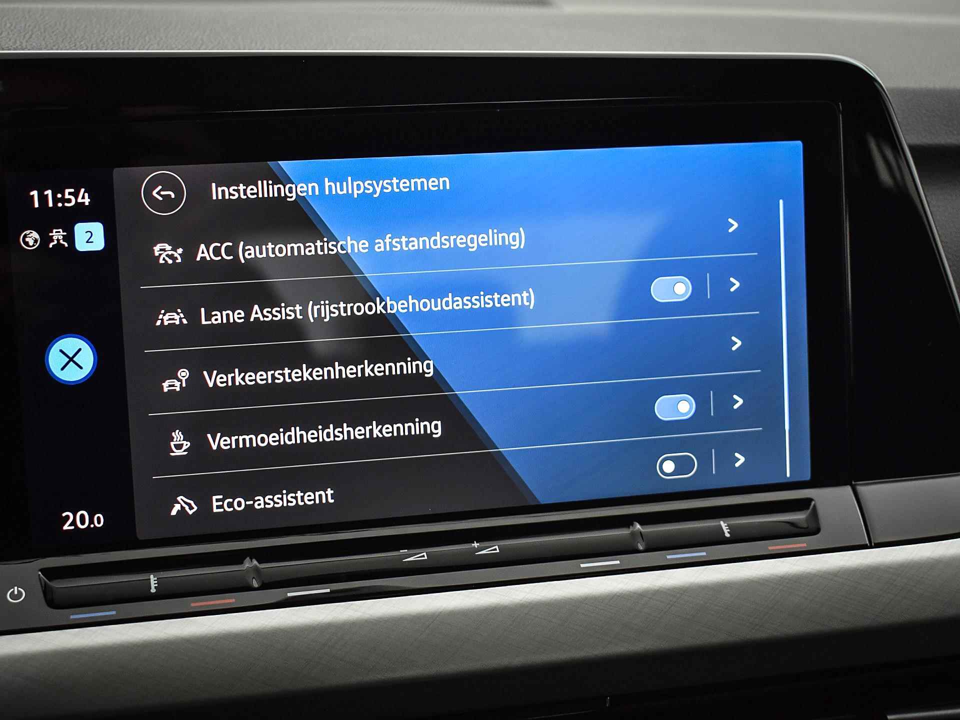 Volkswagen Golf 1.0 TSI 110pk Life | Apple Car Play | Navigatie | ACC | P-Sensoren | 16"Velgen | Sfeerverlichting | Verkeersbordenherkenning | Garantie t/m 28-09-2024 of 100.000km - 26/34