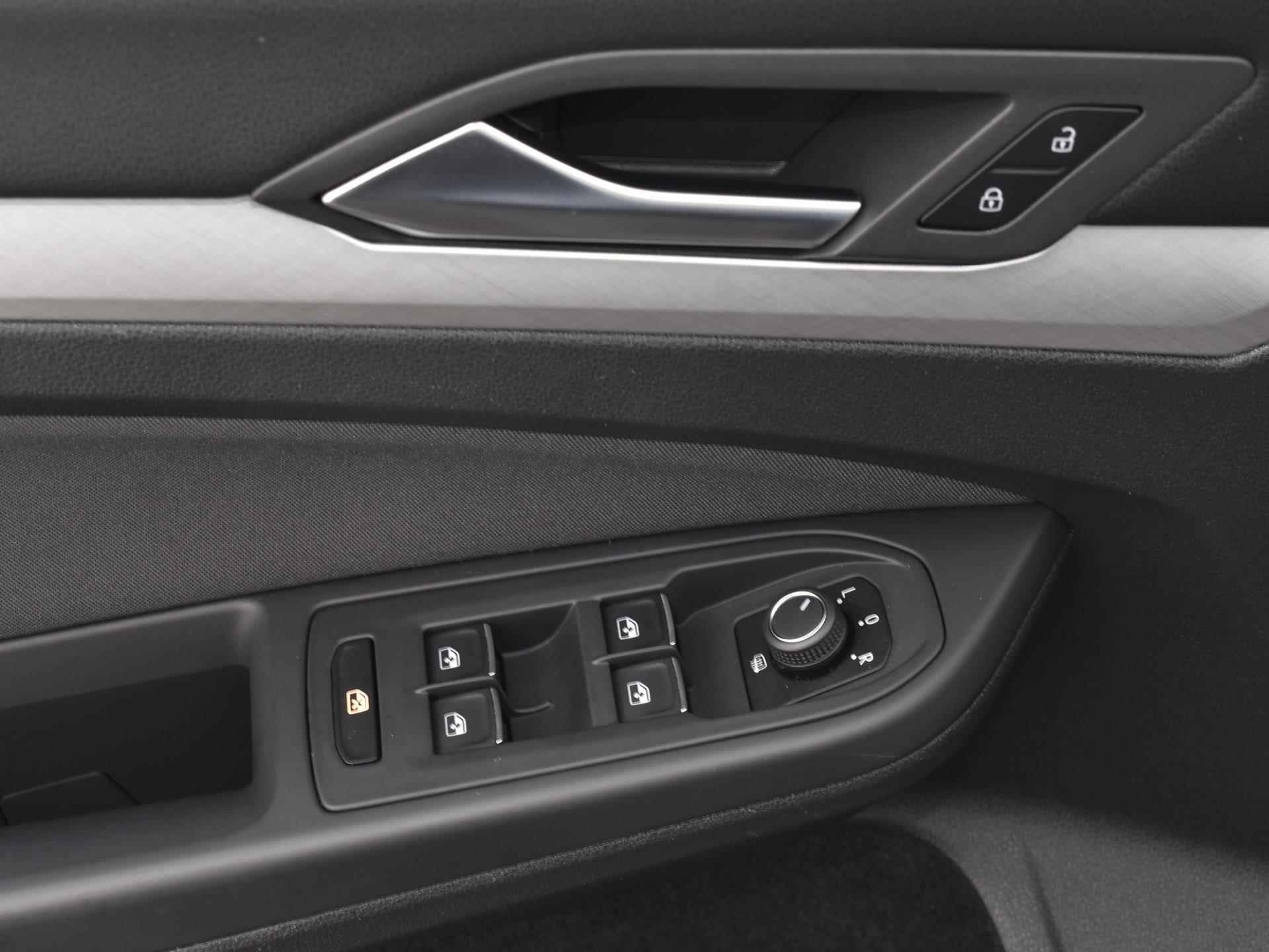 Volkswagen Golf 1.0 TSI 110pk Life | Apple Car Play | Navigatie | ACC | P-Sensoren | 16"Velgen | Sfeerverlichting | Verkeersbordenherkenning | Garantie t/m 28-09-2024 of 100.000km - 34/34
