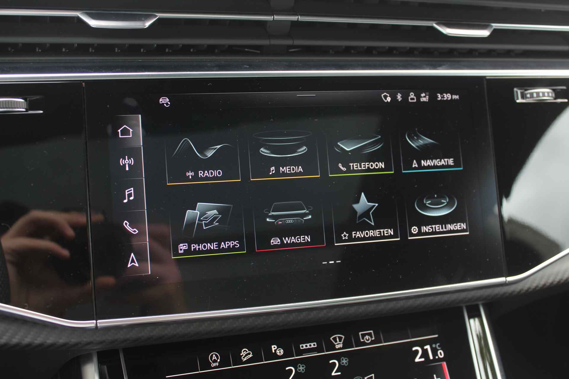 Audi RS Q8 4.0 TFSI quattro / Keramisch / Trekhaak / Panoramadak / 360Camera / Head-up / Softclose / B&O / 23'' / Keyless / Standverwarming / ACC / Sportuitlaat / Valcona leder - 24/36