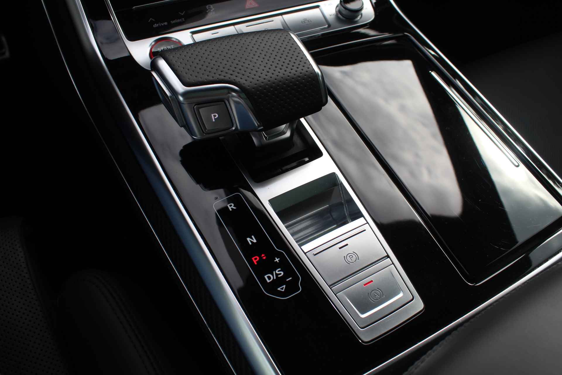 Audi RS Q8 4.0 TFSI quattro / Keramisch / Trekhaak / Panoramadak / 360Camera / Head-up / Softclose / B&O / 23'' / Keyless / Standverwarming / ACC / Sportuitlaat / Valcona leder - 29/36