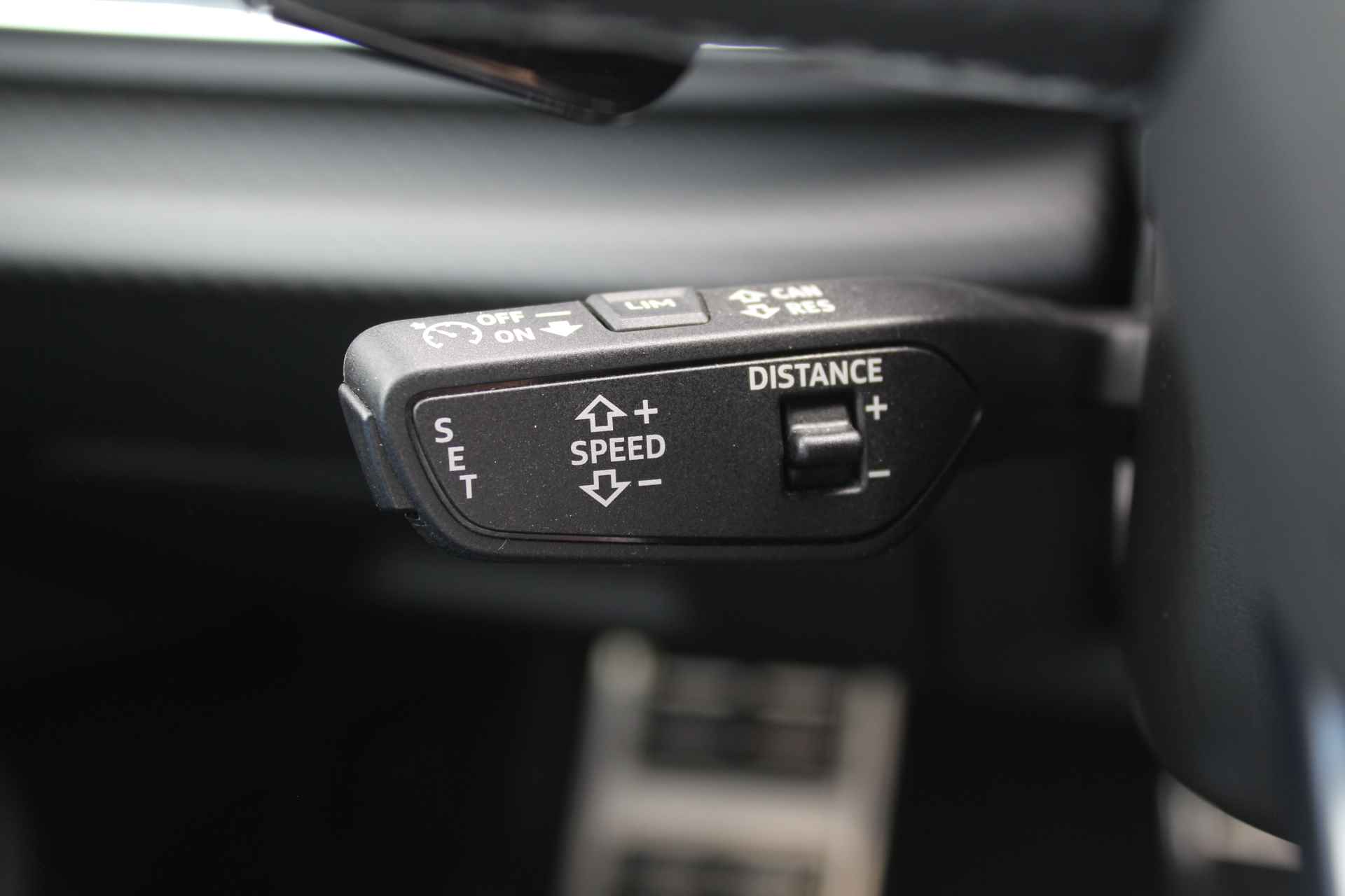 Audi RS Q8 4.0 TFSI quattro / Keramisch / Trekhaak / Panoramadak / 360Camera / Head-up / Softclose / B&O / 23'' / Keyless / Standverwarming / ACC / Sportuitlaat / Valcona leder - 31/36