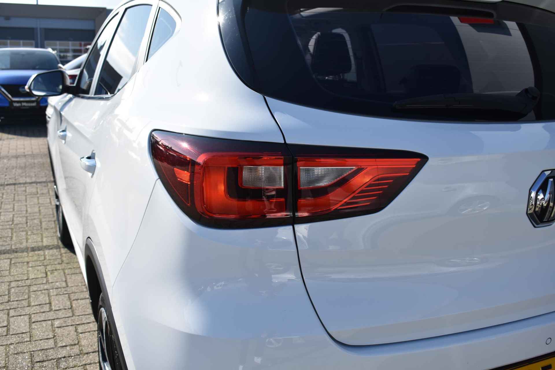 MG ZS EV Luxury 45 kWh 143pk | Leder | Panorama-dak | Stoelverwarming | Navigatie | Apple Carplay & Android Auto | 1e eigenaar | Automaat - 11/39