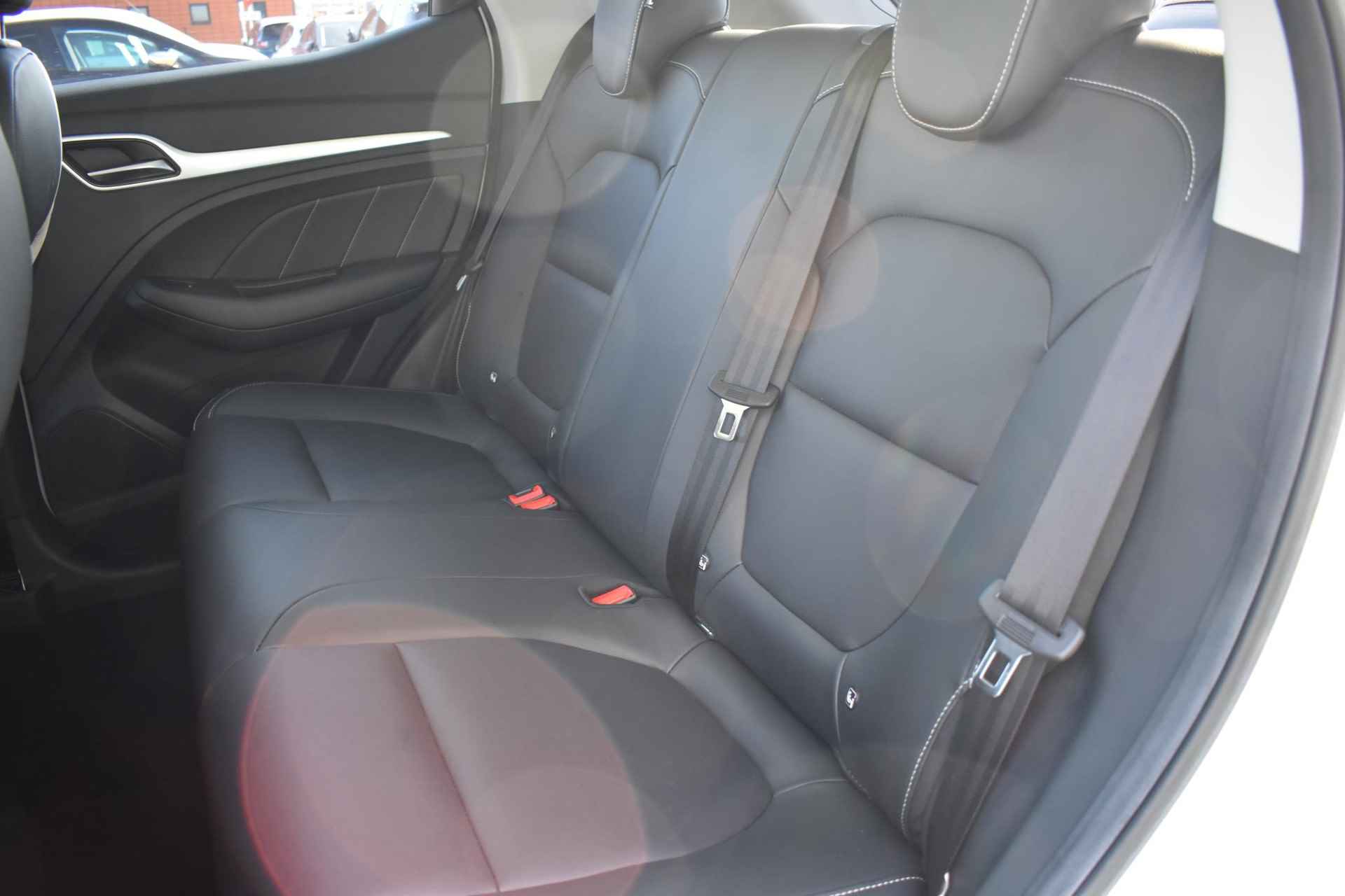 MG ZS EV Luxury 45 kWh 143pk | Leder | Panorama-dak | Stoelverwarming | Navigatie | Apple Carplay & Android Auto | 1e eigenaar | Automaat - 19/39