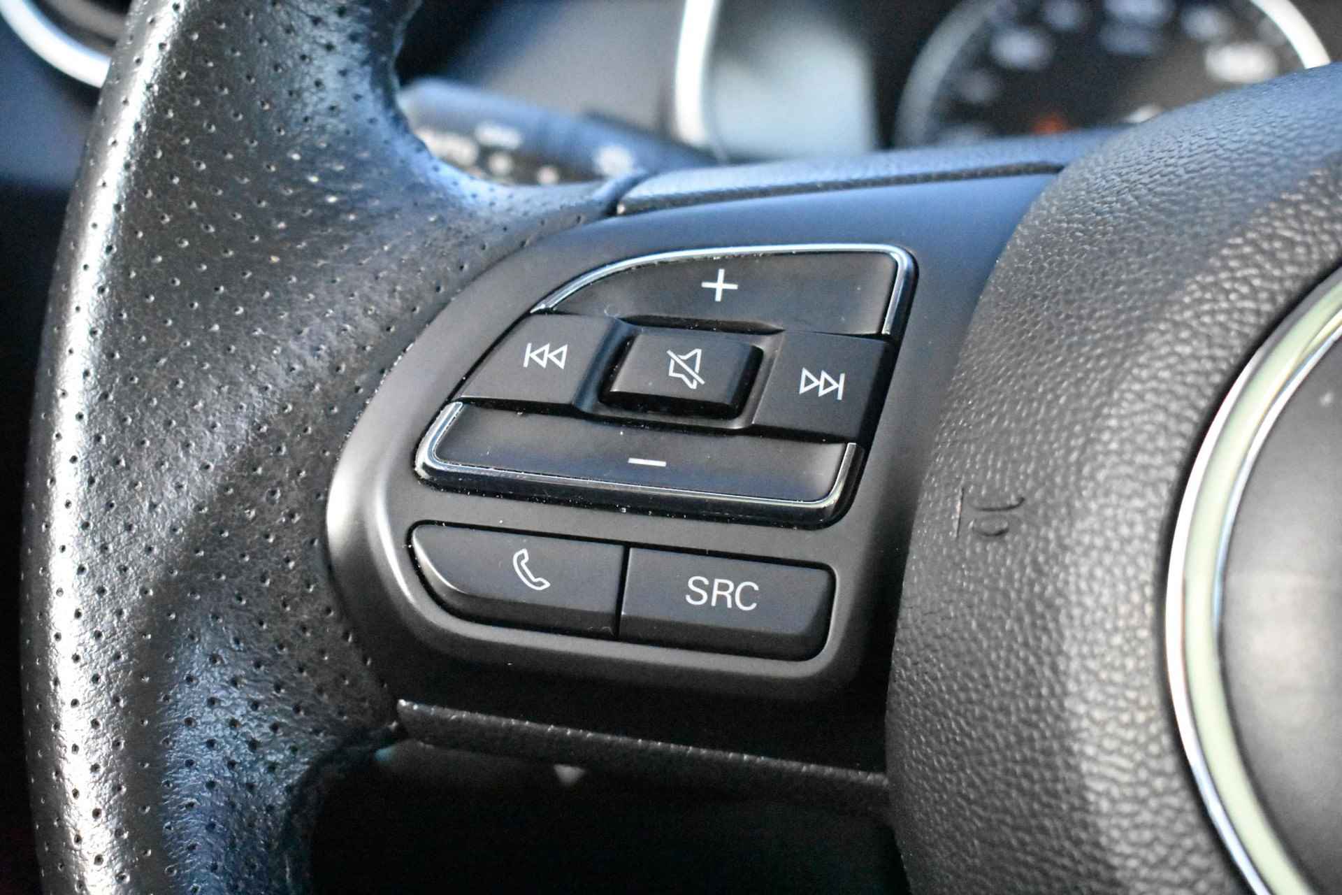 MG ZS EV Luxury 45 kWh 143pk | Leder | Panorama-dak | Stoelverwarming | Navigatie | Apple Carplay & Android Auto | 1e eigenaar | Automaat - 30/39