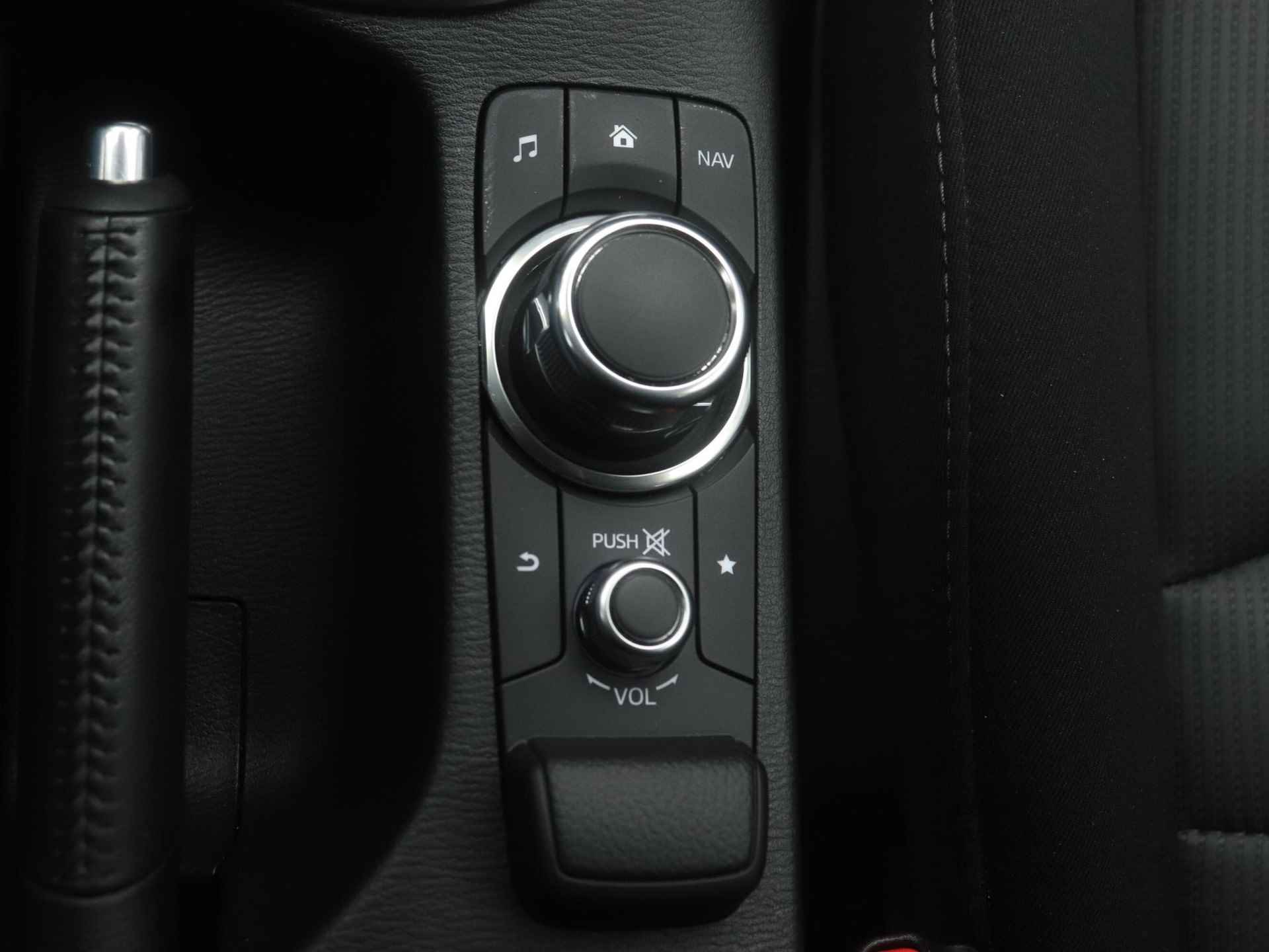 Mazda CX-3 2.0 SkyActiv-G TS+ met navigatie, Apple CarPlay, achteruitrijcamera, afneembare trekhaak en all-weather banden : dealer onderhouden - 36/43