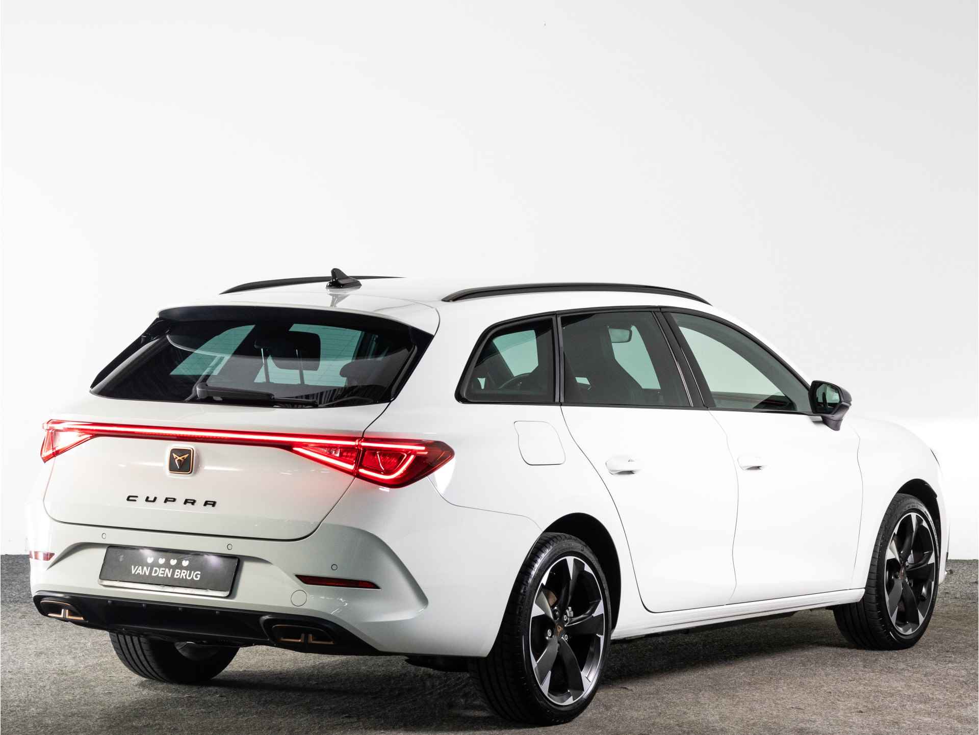 CUPRA Leon Sportstourer 1.4 e-Hybrid 204pk | Stuurwielverwarming | Dynamic chassis control | Parkeersensoren | Cruise control | - 4/38