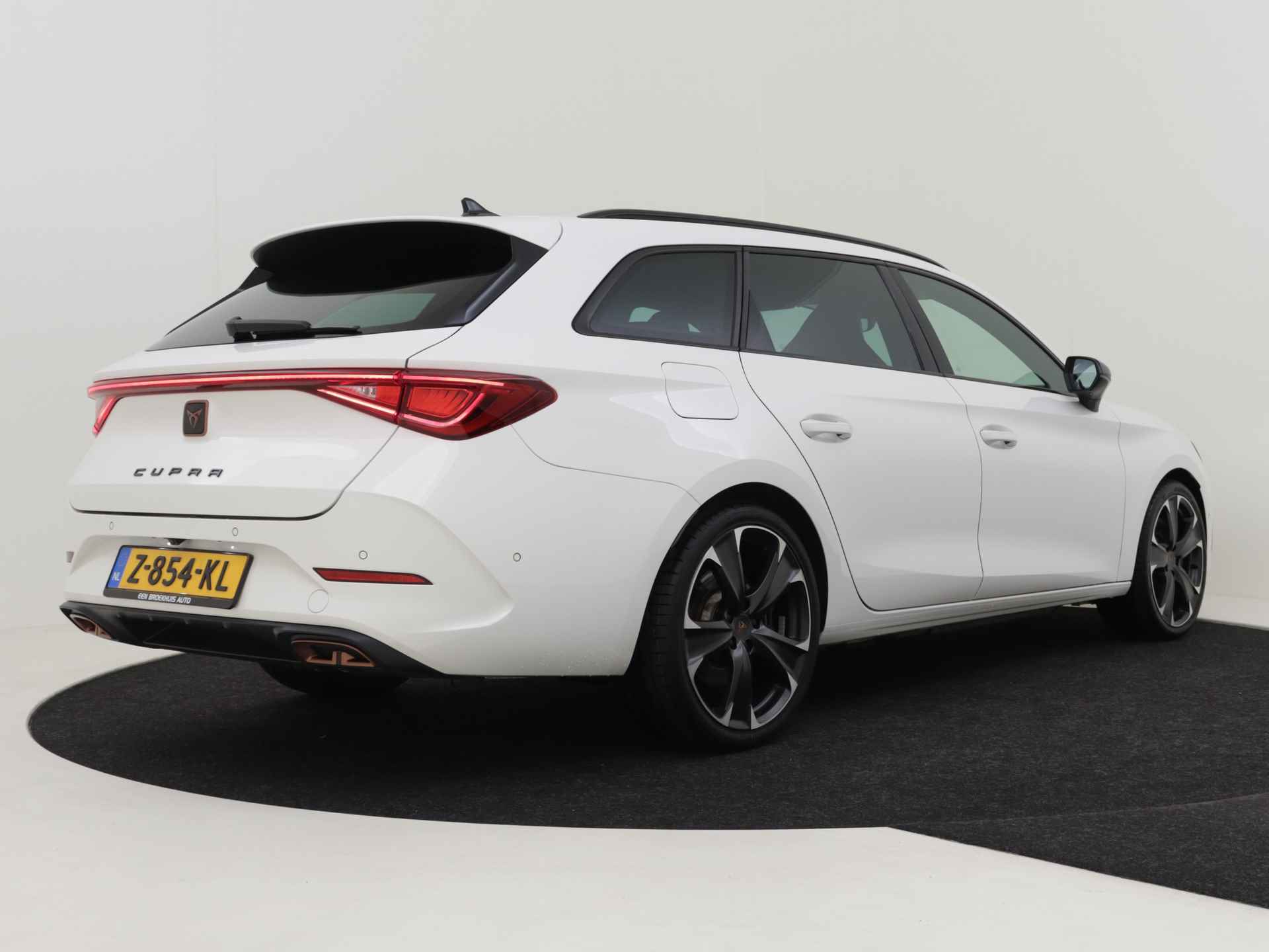 CUPRA Leon Sportstourer 1.4 e-Hybrid VZ 245pk PHEV Performance | Camera achter |  Stuur + Stoelverwarming | Cruise control | Keyless | Navigatie | Park - 4/47