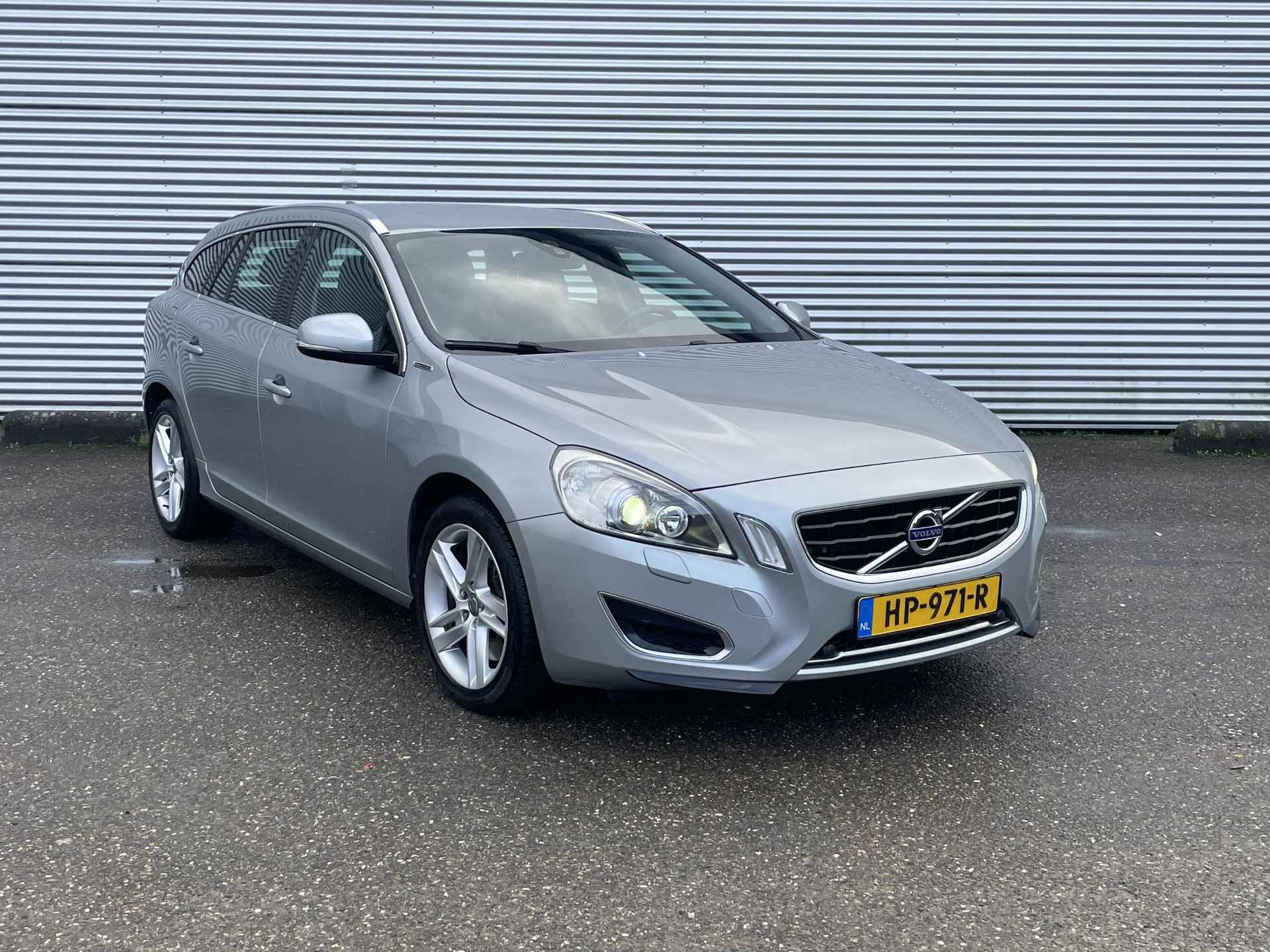 Volvo V60 2.4 D6 AWD Plug-In Hybrid Pure Limited - 2/32