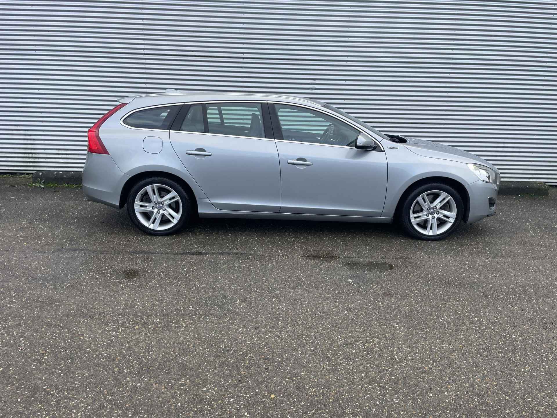 Volvo V60 2.4 D6 AWD Plug-In Hybrid Pure Limited - 4/32