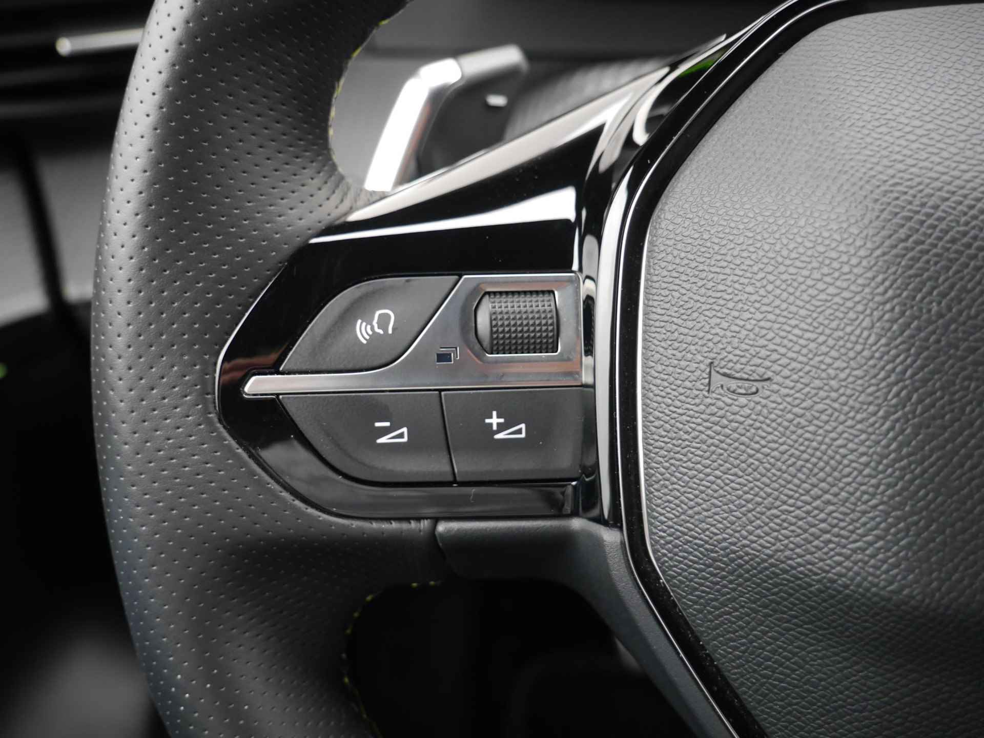 Peugeot 208 1.2 PureTech GT 130pk Automaat | Stoelverwarming | Navigatie | Dodehoekdetectie | LED - 25/59