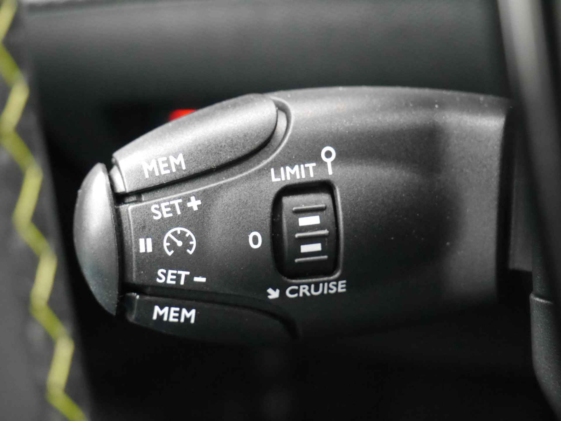 Peugeot 208 1.2 PureTech GT 130pk Automaat | Stoelverwarming | Navigatie | Dodehoekdetectie | LED - 29/59