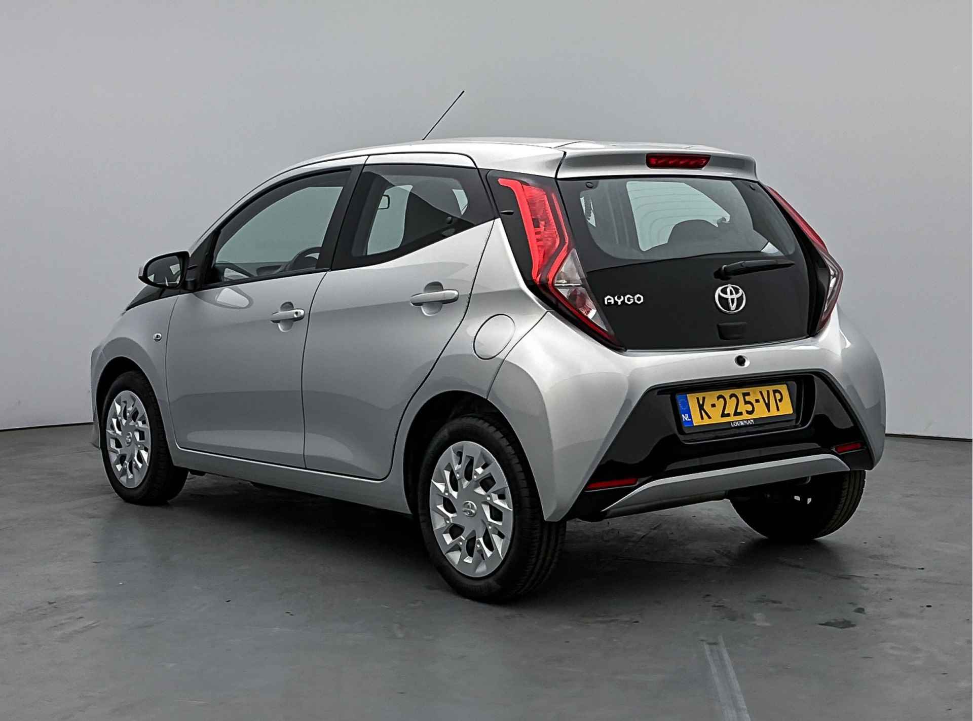 Toyota Aygo 1.0 VVT-i x-play | 1e Eigenaar | BTW | Camera | Airco | Apple Carplay/Android Auto | - 19/44