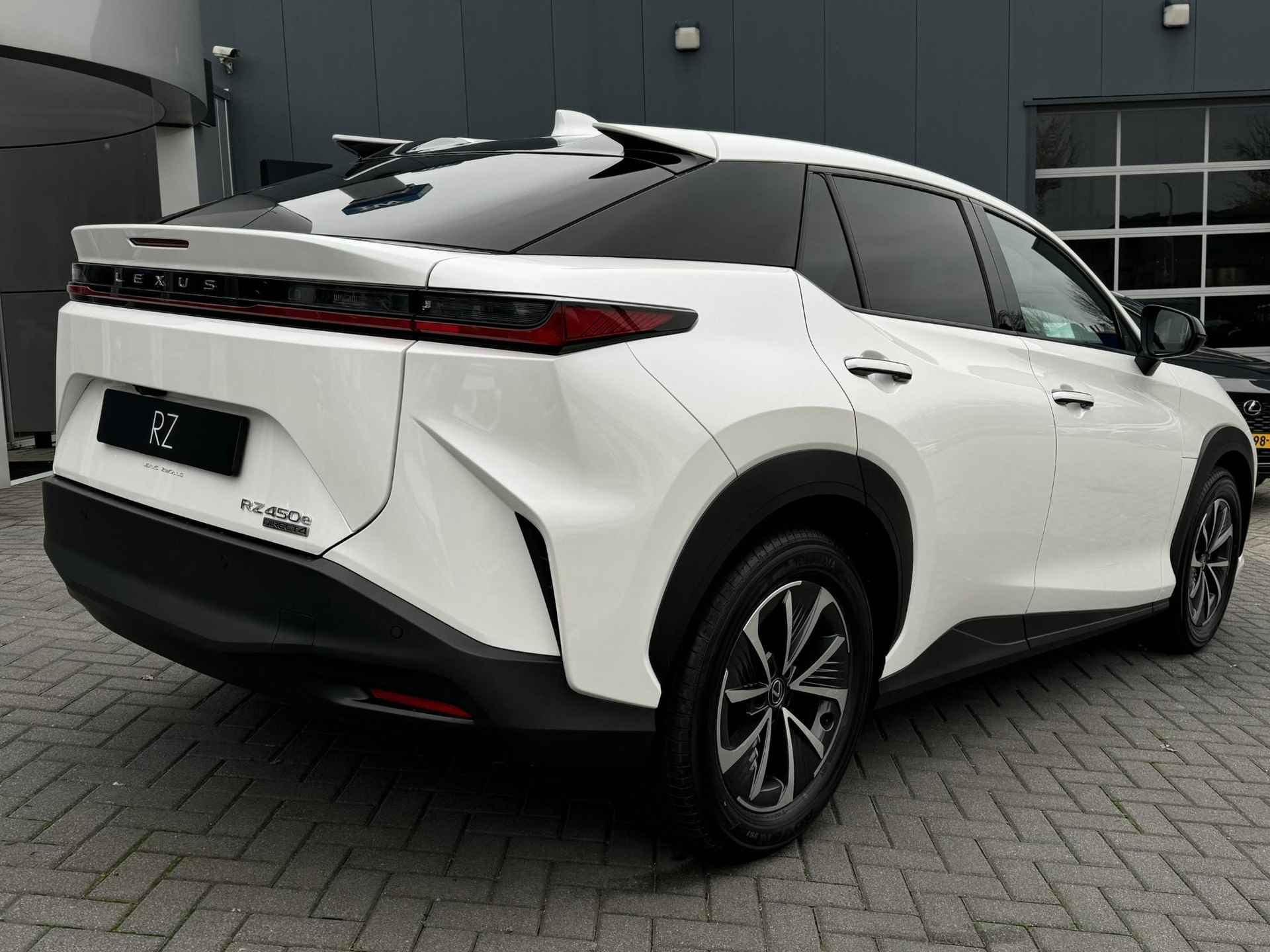 Lexus RZ 450e Executive Line 71 kWh DIRECT LEVERBAAR VOORRAAD KORTING PANO-DAK STOELVERW STUURVERW EL STOEL ADAP-CRUISE BLIND-SPOT - 3/41