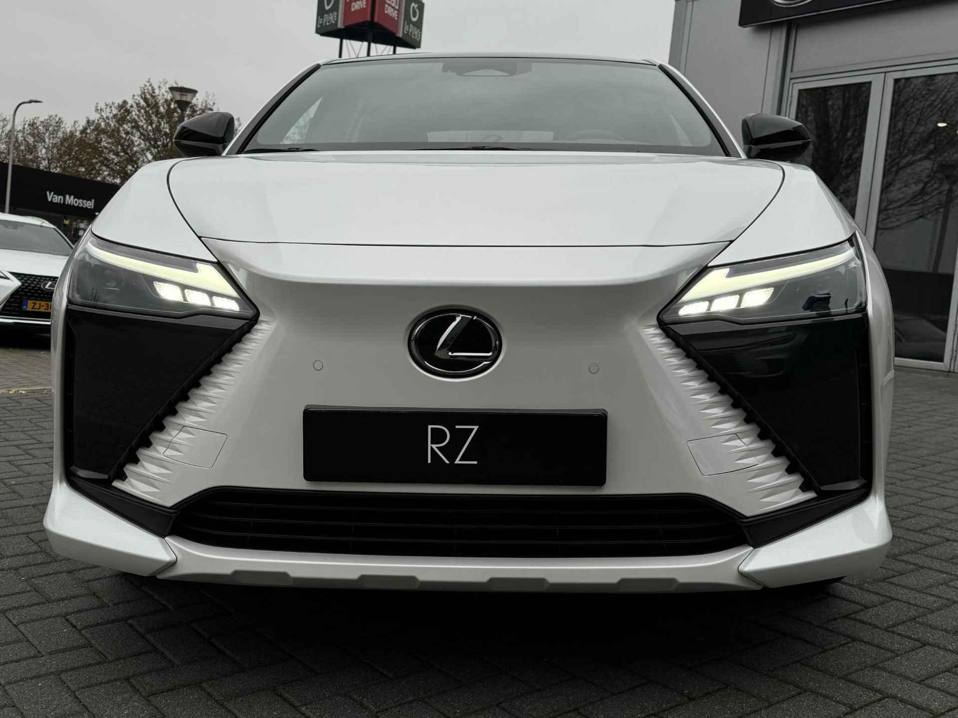 Lexus RZ 450e Executive Line 71 kWh DIRECT LEVERBAAR VOORRAAD KORTING PANO-DAK STOELVERW STUURVERW EL STOEL ADAP-CRUISE BLIND-SPOT - 8/41