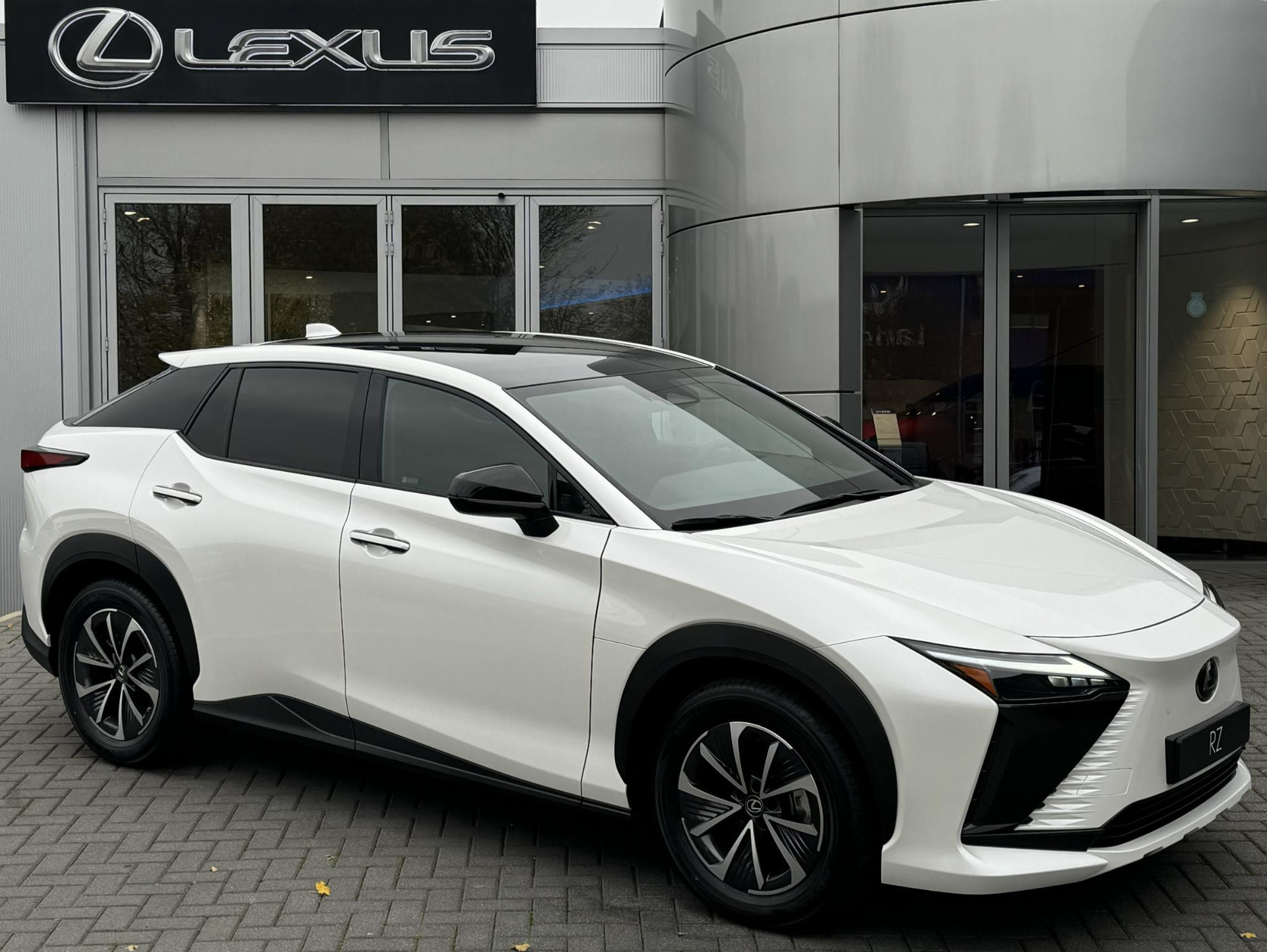 Lexus RZ 450e Executive Line 71 kWh DIRECT LEVERBAAR VAN €62.690 VOOR €56.690 PANO-DAK STOELVERW STUURVERW EL STOEL ADAP-CRUISE BLIND-SPOT