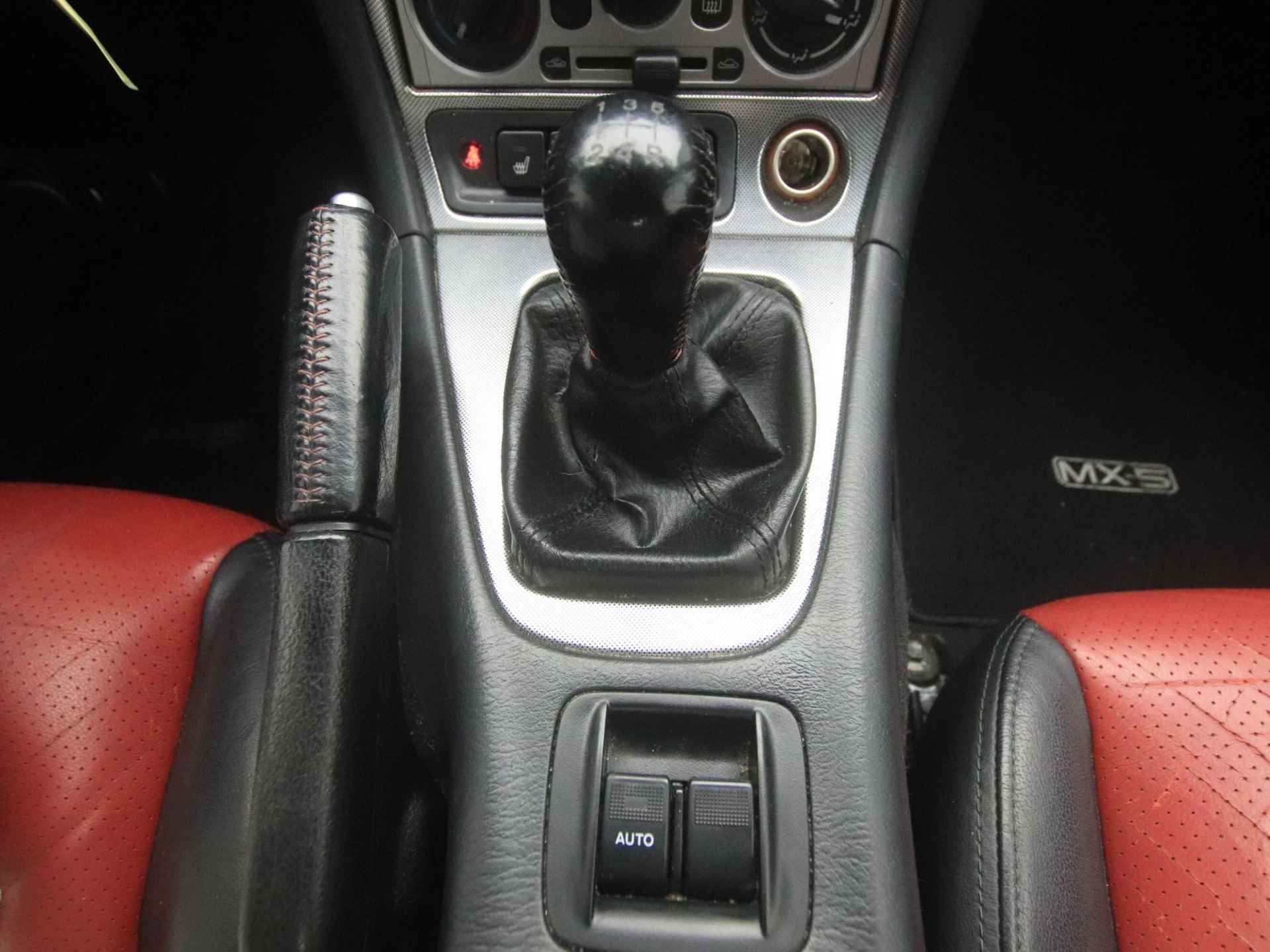 Mazda MX-5 Roadster 1.6i Dynamic : dealer onderhouden - 38/48