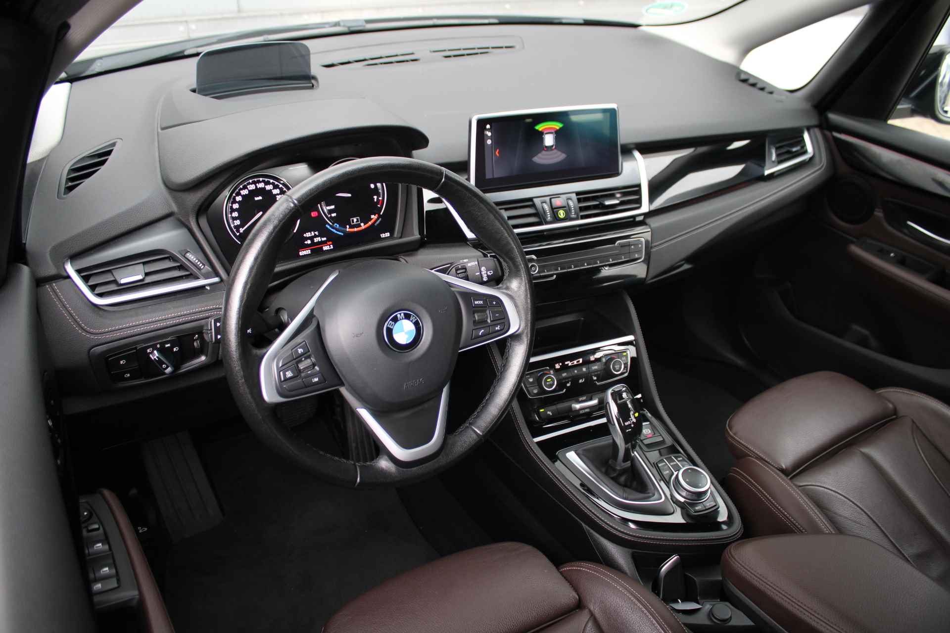 BMW 2 Serie Active Tourer 218i High Executive | LED | HEAD-UP DISPLAY | LEDER | STOELVERWARMING | NAVI | DEALER ONDERHOUDEN | PDC V+A | - 19/36